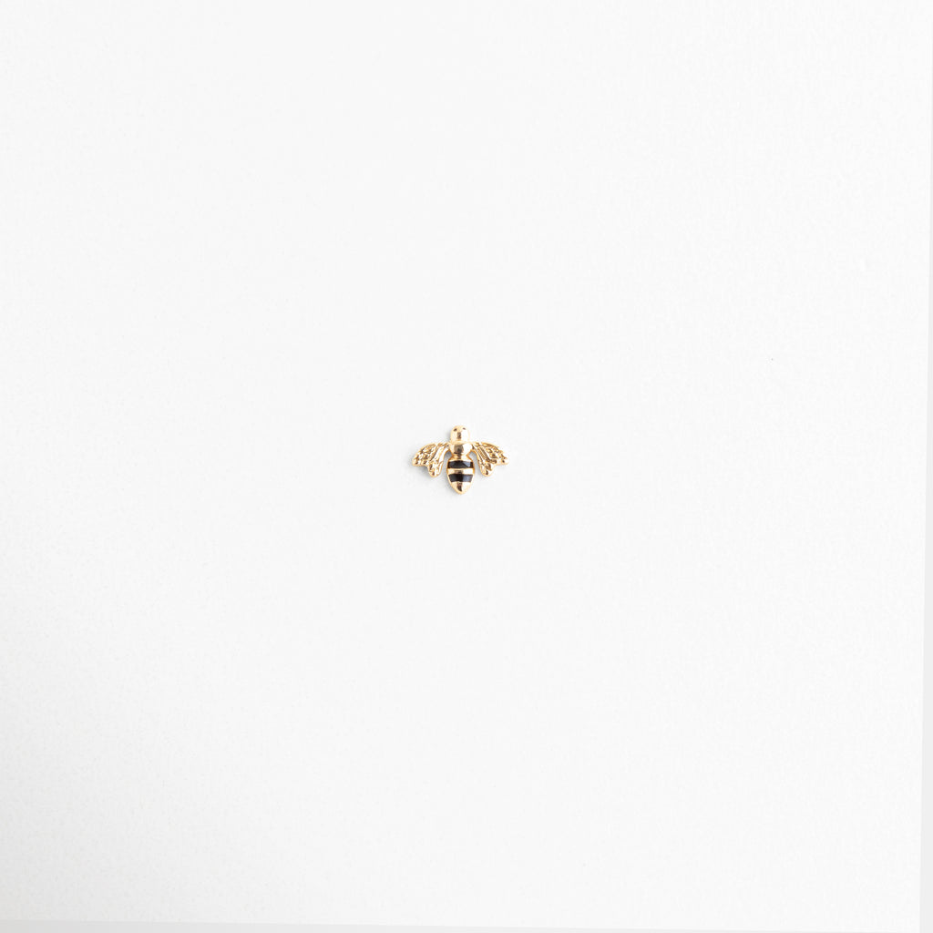 Charm de abeja pequeño con piedras brillantes y diseño delicado, Charm abeja con detalles dorados y cristales brillantes elegante, Charm mini abeja con diseño brillante y estilo femenino sofisticado, Charm de abeja con alas detalladas y acabado luminoso, Charm abeja con incrustaciones brillantes y diseño moderno