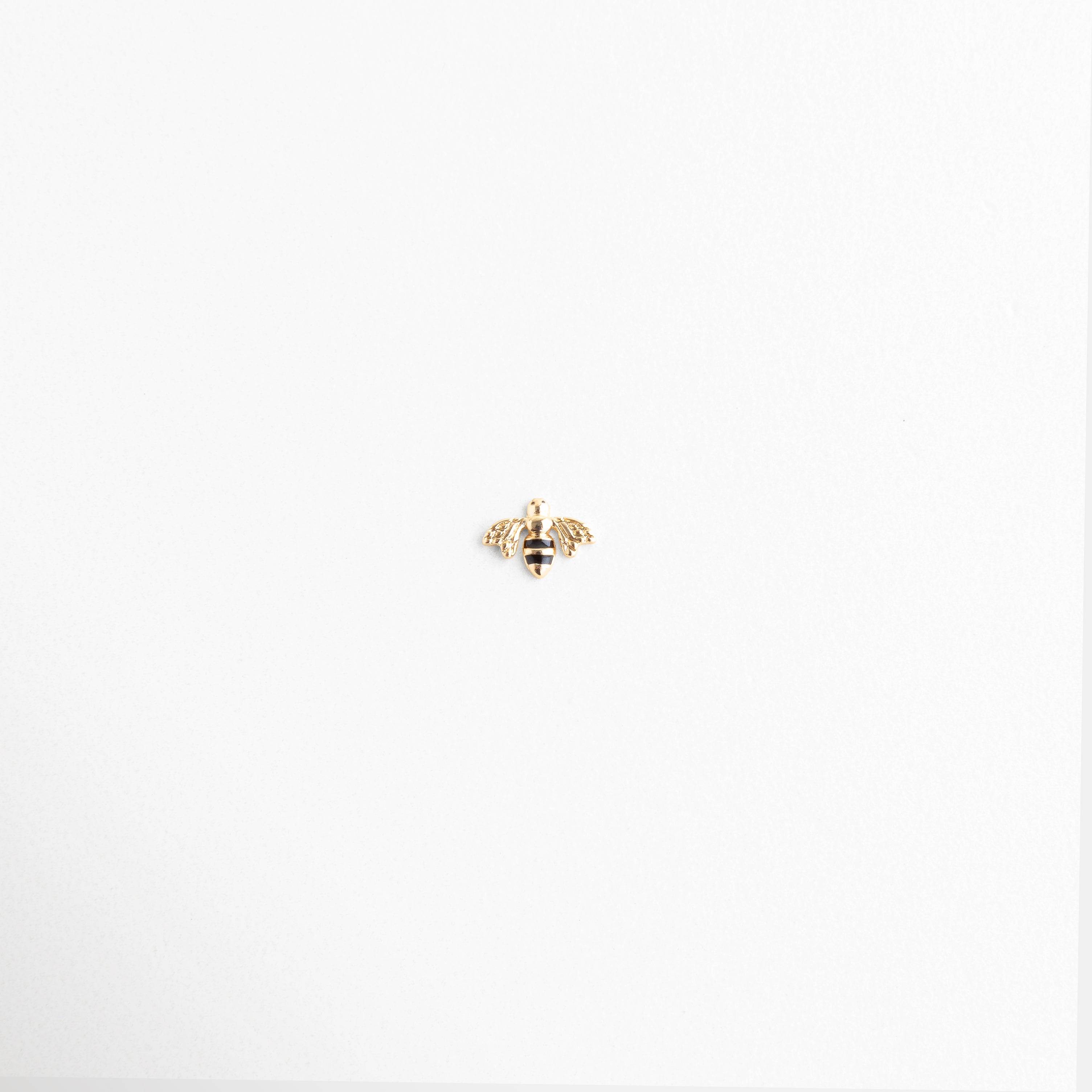 Charm de abeja pequeño con piedras brillantes y diseño delicado, Charm abeja con detalles dorados y cristales brillantes elegante, Charm mini abeja con diseño brillante y estilo femenino sofisticado, Charm de abeja con alas detalladas y acabado luminoso, Charm abeja con incrustaciones brillantes y diseño moderno