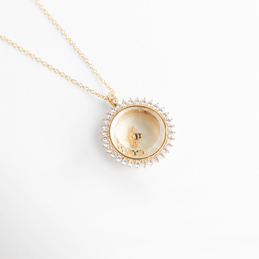 Charm de abeja en collar dorado delicado con diseño elegante, Charm abeja brillante en cadena fina con estilo femenino, Collar con charm de abeja pequeño y detalles brillantes, Charm abeja en dije dorado con acabado sofisticado, Charm de abeja en collar minimalista con brillo sutil