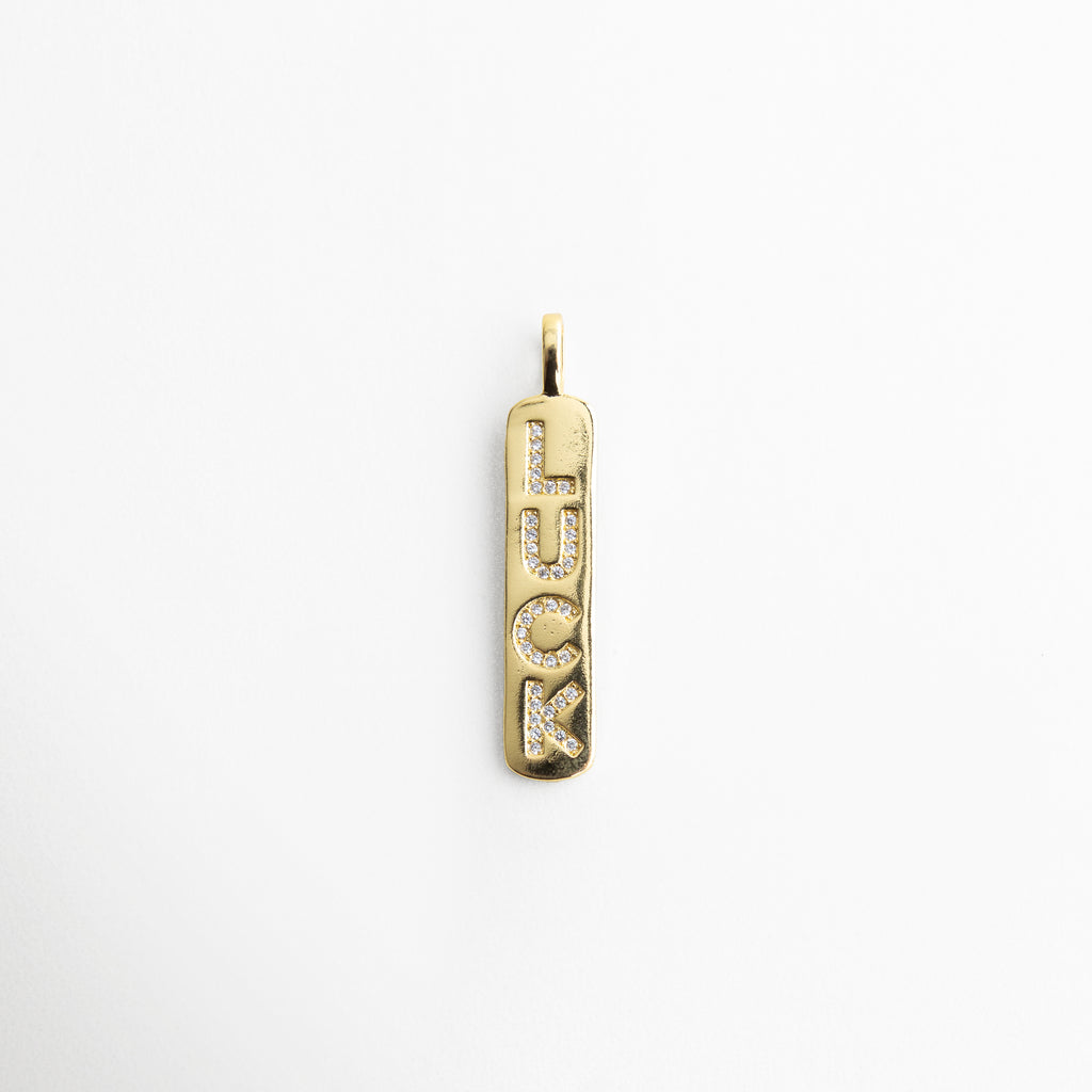 Dije rectangular dorado con zirconias incrustadas detalle brillo, Colgante barra dorada con zirconias corte fino acabado pulido, Detalle de collar con zirconias sobre base de cobre chapado en oro, Dije vertical elegante con zirconias incrustadas diseño minimalista, Colgante rectangular con brillo tipo diamante zirconia