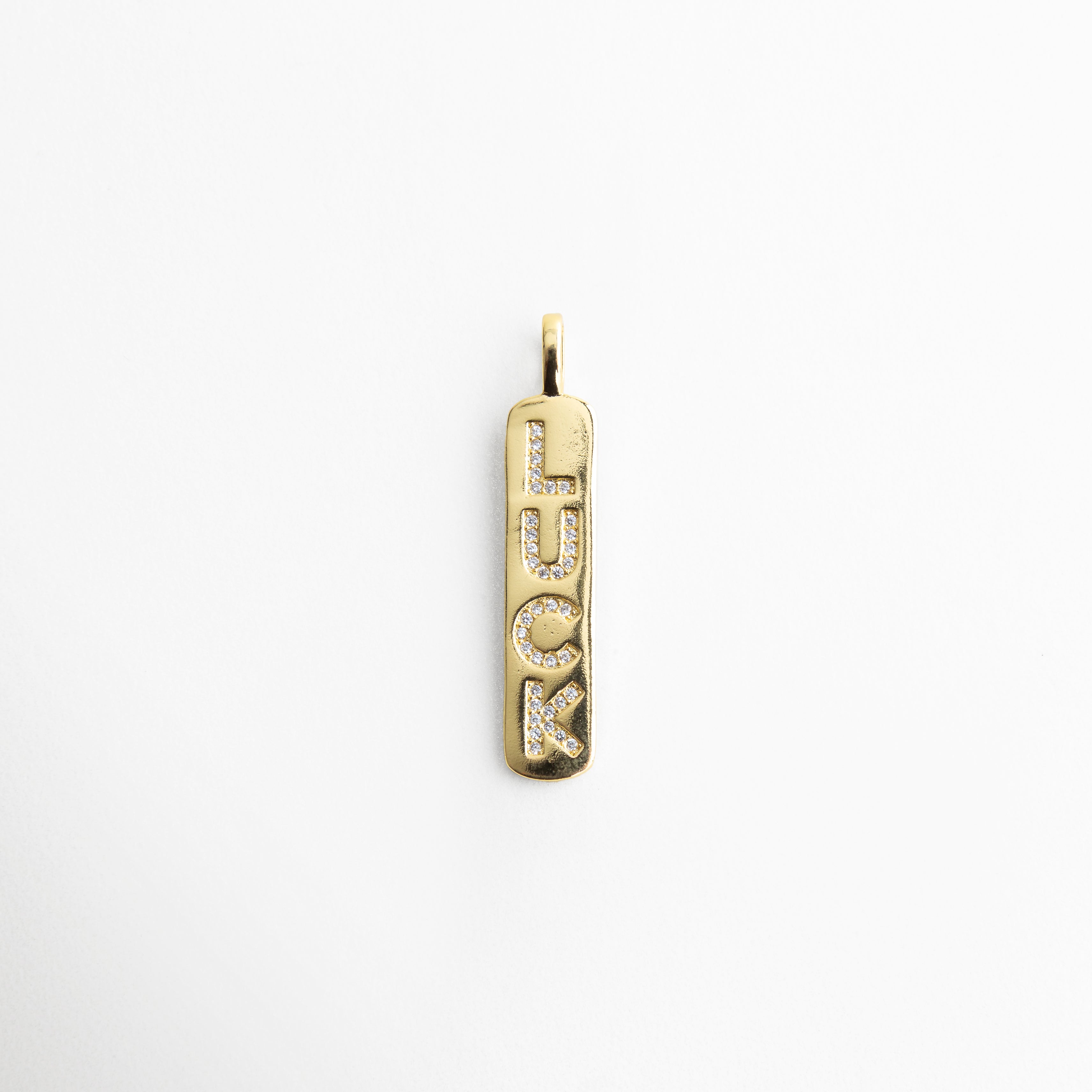 Dije rectangular dorado con zirconias incrustadas detalle brillo, Colgante barra dorada con zirconias corte fino acabado pulido, Detalle de collar con zirconias sobre base de cobre chapado en oro, Dije vertical elegante con zirconias incrustadas diseño minimalista, Colgante rectangular con brillo tipo diamante zirconia