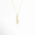 Collar dorado con dije lucky con zirconias sobre fondo blanco, Gargantilla fina dorada con colgante lucky brillante, Collar minimalista con dije lucky incrustado con zirconias, Collar de cobre chapado en oro con dije lucky elegante, Collar delicado con palabra lucky y zirconias brillantes