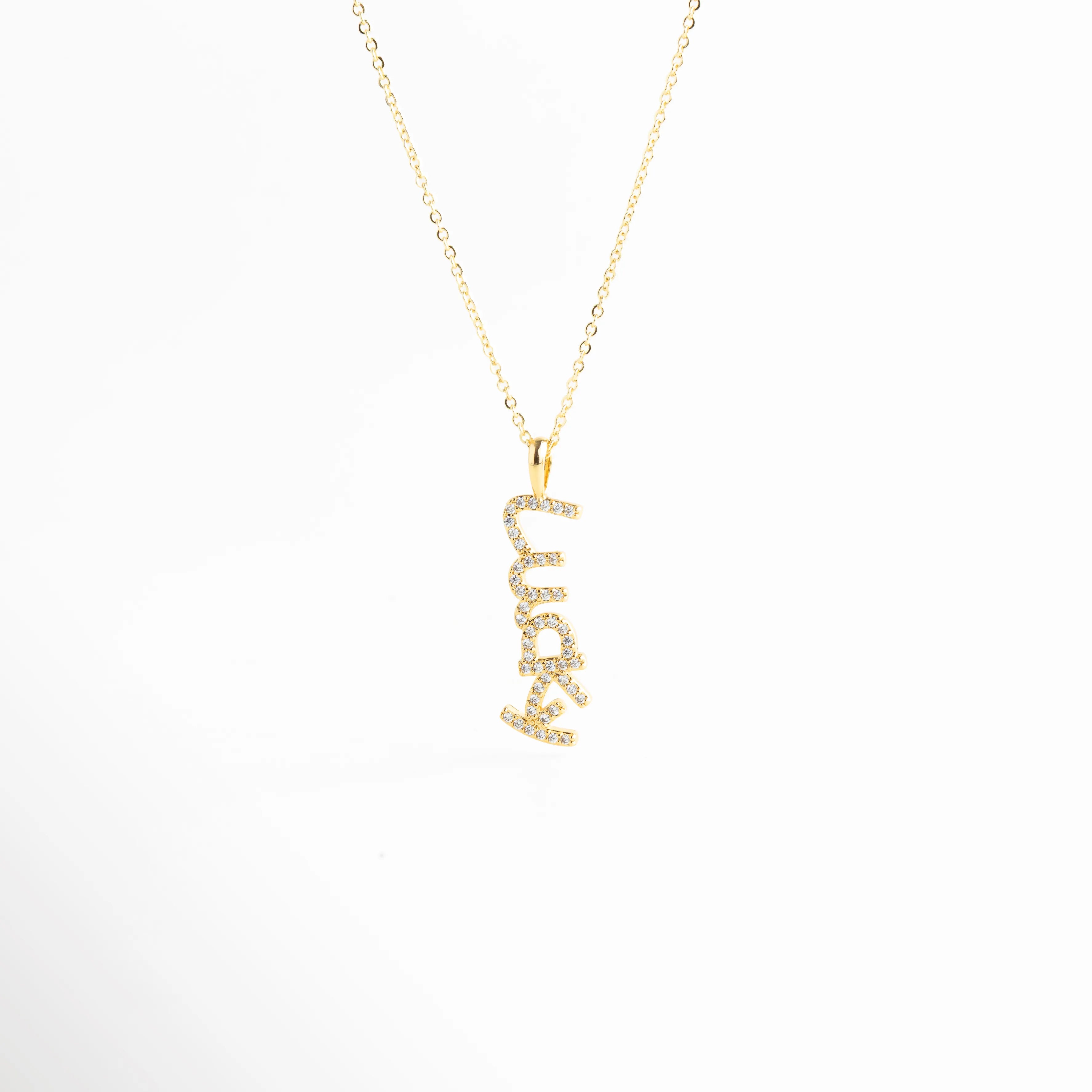 Collar dorado con dije lucky con zirconias sobre fondo blanco, Gargantilla fina dorada con colgante lucky brillante, Collar minimalista con dije lucky incrustado con zirconias, Collar de cobre chapado en oro con dije lucky elegante, Collar delicado con palabra lucky y zirconias brillantes