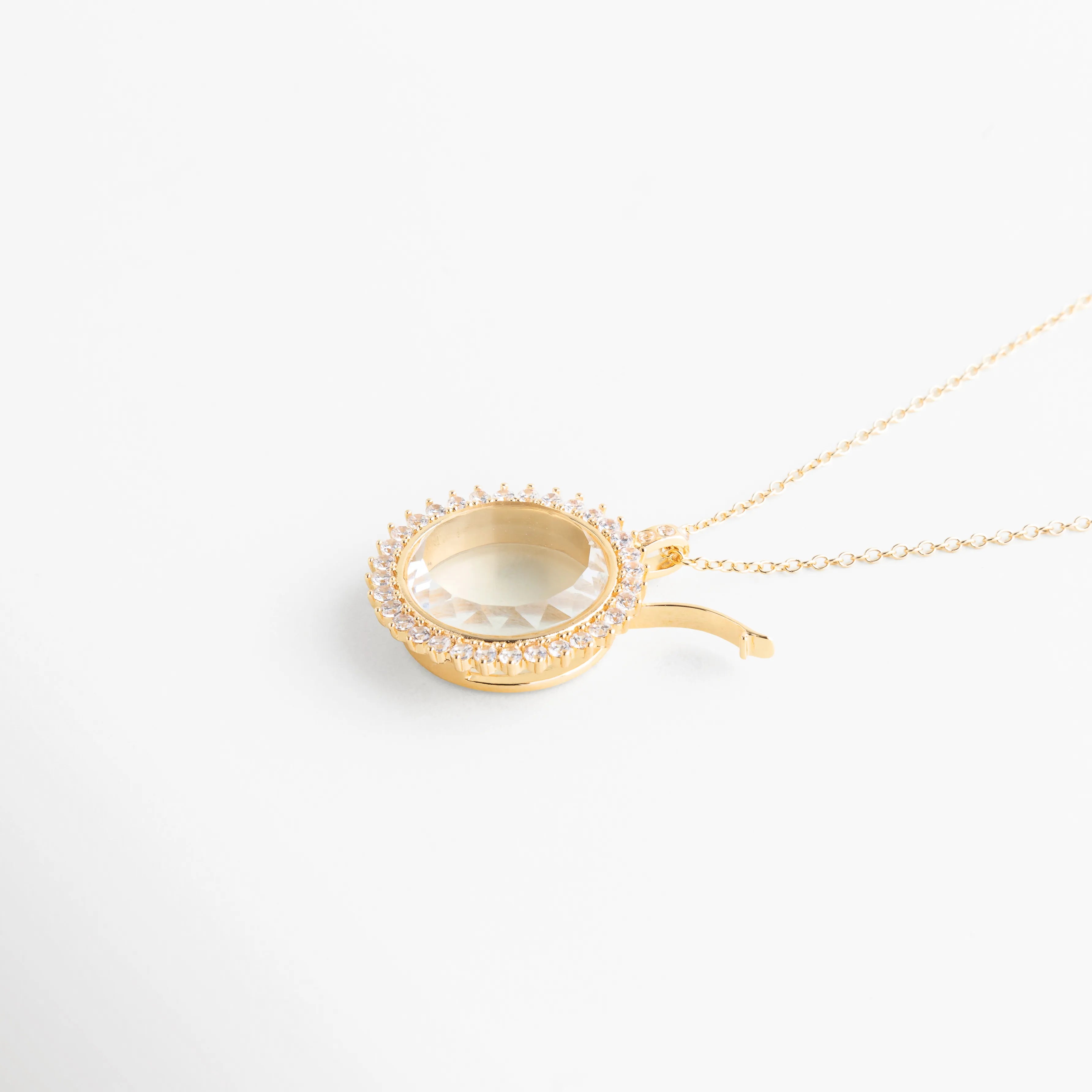 detalle de dije relicario dorado con acabado pulido
textura brillante en collar relicario dorado
acabado elegante en dije tipo relicario moderno
diseño minimalista en relicario dorado
superficie lisa en dije relicario para charms