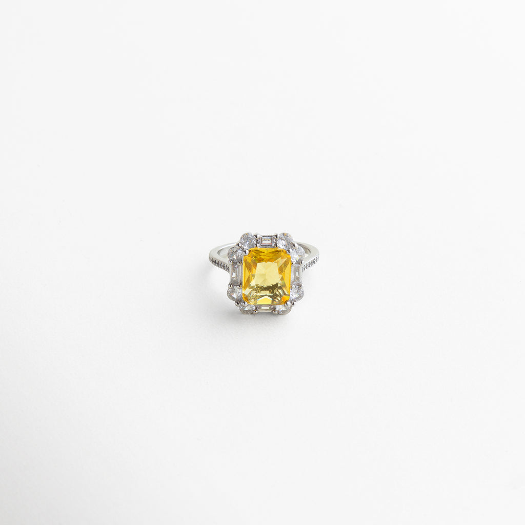 aro con circunferencia de 5.4 cm, grosor y proporción elegantes, diseño versátil para distintos estilos, pieza llamativa pero delicada, ideal para lucir sola o en combinación con otras joyas