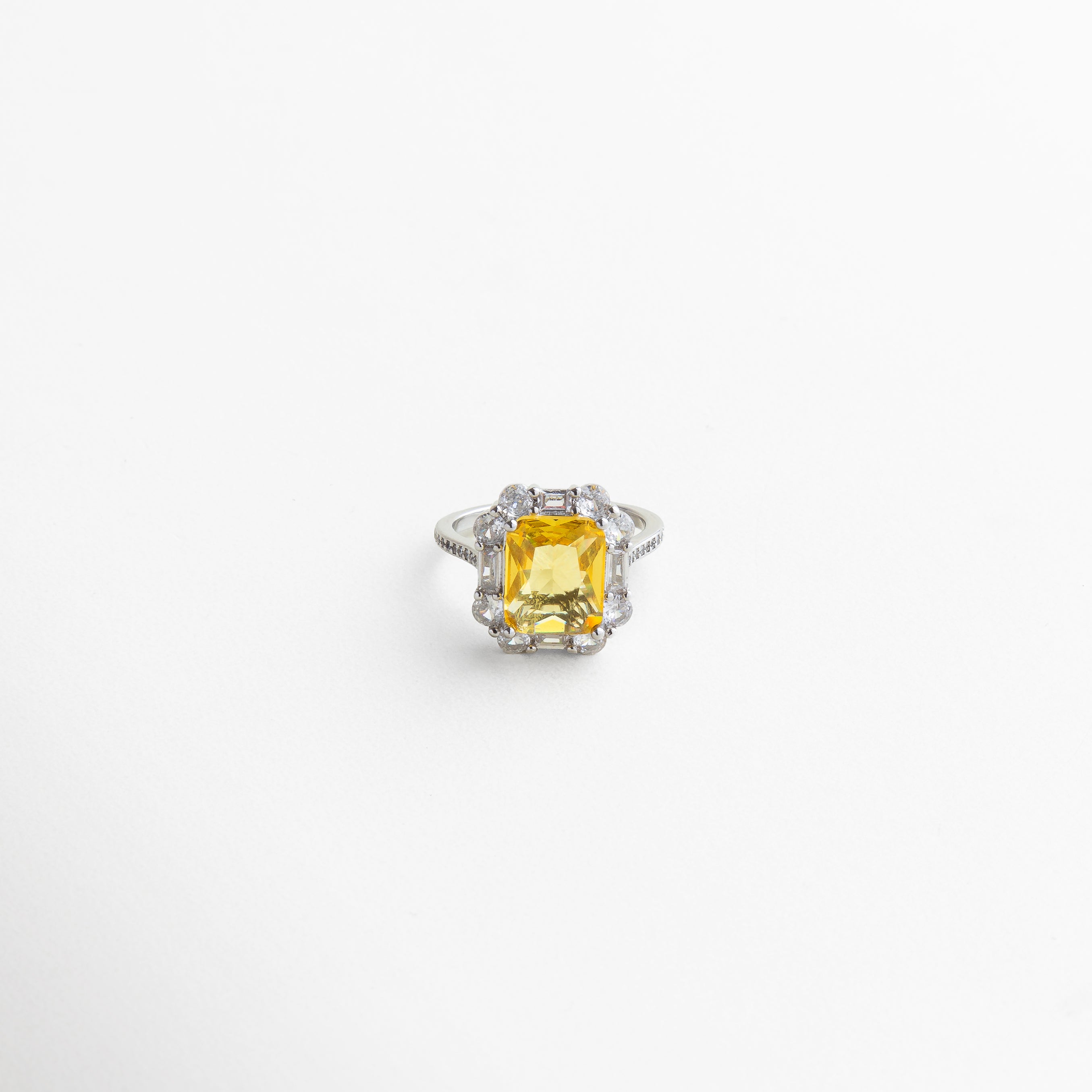 aro con circunferencia de 5.4 cm, grosor y proporción elegantes, diseño versátil para distintos estilos, pieza llamativa pero delicada, ideal para lucir sola o en combinación con otras joyas