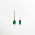 Aretes colgantes dorados con piedra verde ovalada y brillo delicado, accesorios elegantes para mujer, Pendientes largos enchapados en oro 18K con piedra verde brillante y diseño delicado, Aretes elegantes con piedra verde esmeralda artificial y estructura larga en tono oro, Joyería femenina: aretes largos dorados con colgante verde ovalado y acabado sofisticado, 
Aretes de cobre enchapados en oro con piedra verde colgante, ideales para looks de noche.