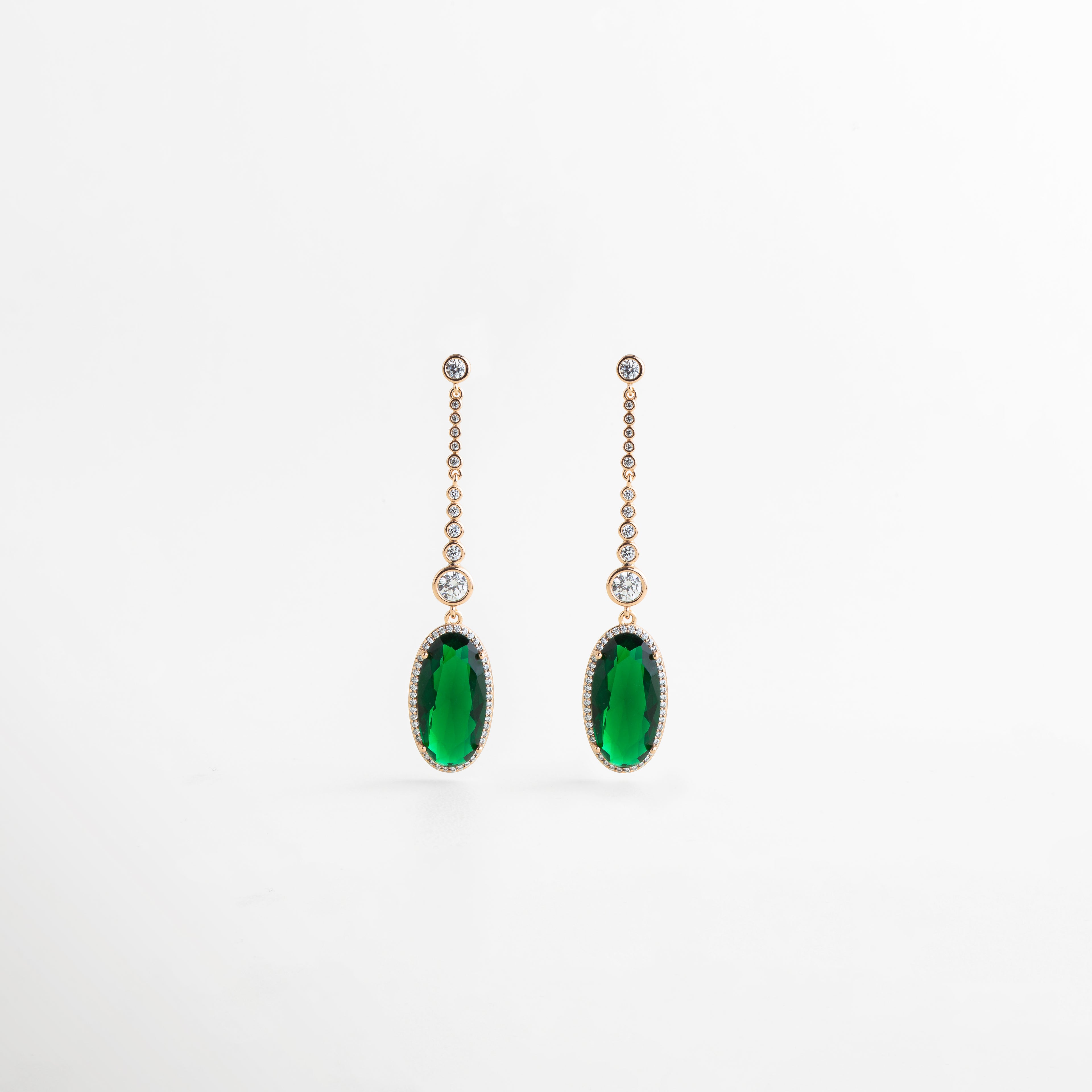 Aretes colgantes dorados con piedra verde ovalada y brillo delicado, accesorios elegantes para mujer, Pendientes largos enchapados en oro 18K con piedra verde brillante y diseño delicado, Aretes elegantes con piedra verde esmeralda artificial y estructura larga en tono oro, Joyería femenina: aretes largos dorados con colgante verde ovalado y acabado sofisticado, 
Aretes de cobre enchapados en oro con piedra verde colgante, ideales para looks de noche.