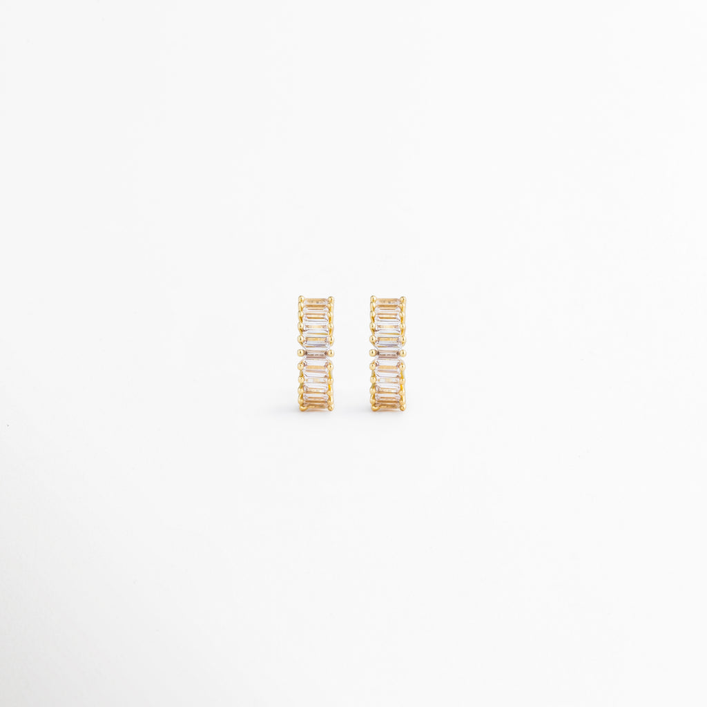 Isabel Golden Hoops con zirconias y acabado en Oro 18K, Arracadas doradas pequeñas con zirconias brillantes para mujer, Hoops dorados de 1 cm con diseño elegante y detalles de zirconia, Aretes tipo arracada con baño de Oro 18K y piedras brillantes, Isabel Golden Hoops, aretes clásicos dorados con brillo sofisticado.