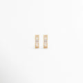 Isabel Golden Hoops con zirconias y acabado en Oro 18K, Arracadas doradas pequeñas con zirconias brillantes para mujer, Hoops dorados de 1 cm con diseño elegante y detalles de zirconia, Aretes tipo arracada con baño de Oro 18K y piedras brillantes, Isabel Golden Hoops, aretes clásicos dorados con brillo sofisticado.