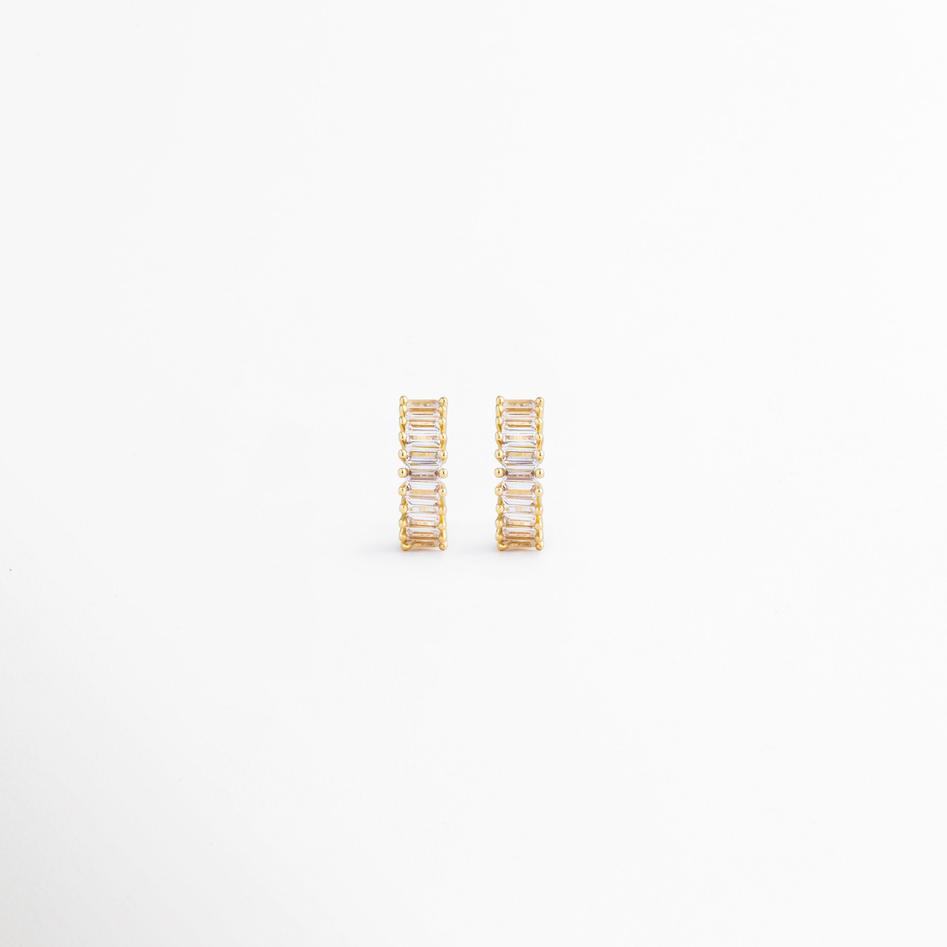 Isabel Golden Hoops con zirconias y acabado en Oro 18K, Arracadas doradas pequeñas con zirconias brillantes para mujer, Hoops dorados de 1 cm con diseño elegante y detalles de zirconia, Aretes tipo arracada con baño de Oro 18K y piedras brillantes, Isabel Golden Hoops, aretes clásicos dorados con brillo sofisticado.