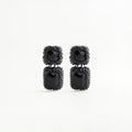 Aretes largos negros con cristales A5 y diseño geométrico doble en acabado brillante, pendientes negros de cobre enchapado con cristales cuadrados y rectangulares estilo elegante, Aretes statement color negro con incrustaciones brillantes y forma geométrica sofisticada, Joyería femenina con aretes negros de cristales A5 y diseño colgante moderno, Aretes glam negros con estructura geométrica y acabado brillante sobre fondo blanco.