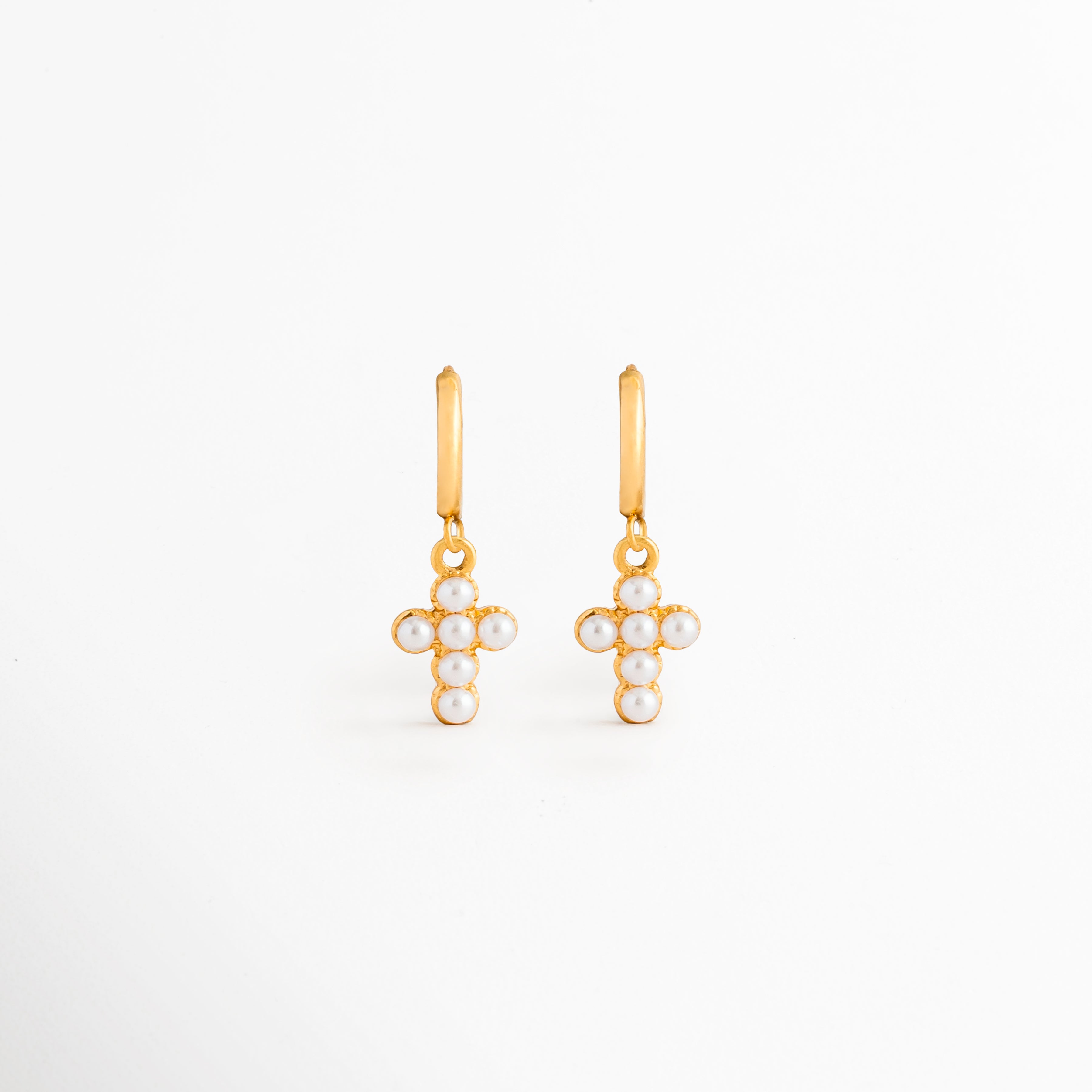 Aretes Cruz con Perlas de acero inoxidable con recubrimiento en Oro y perlas sintéticas sobre fondo blanco, Vista frontal de los Aretes Cruz con Perlas con diseño colgante en forma de cruz y acabado dorado, Aretes Cruz con Perlas con perlas sintéticas y acabado en Oro de estilo elegante, Par de Aretes Cruz con Perlas elaborados en acero inoxidable con diseño colgante y perlas, Aretes dorados con cruz de perlas sintéticas y diseño femenino para mujer.