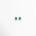 Aretes Alana Studs de Plata Ley 925 con esmeralda sintética ovalada y zirconias en acabado de Plata Esterlina, Vista frontal de los Aretes Alana Studs con esmeralda sintética verde rodeada de zirconias, Aretes Alana Studs de plata con esmeralda sintética y zirconias en diseño clásico y elegante, Par de Aretes Alana Studs con piedra verde ovalada y acabado en Plata Esterlina sobre fondo blanco, Aretes Alana Studs elaborados en Plata Ley 925 con esmeralda sintética y zirconias brillantes.
