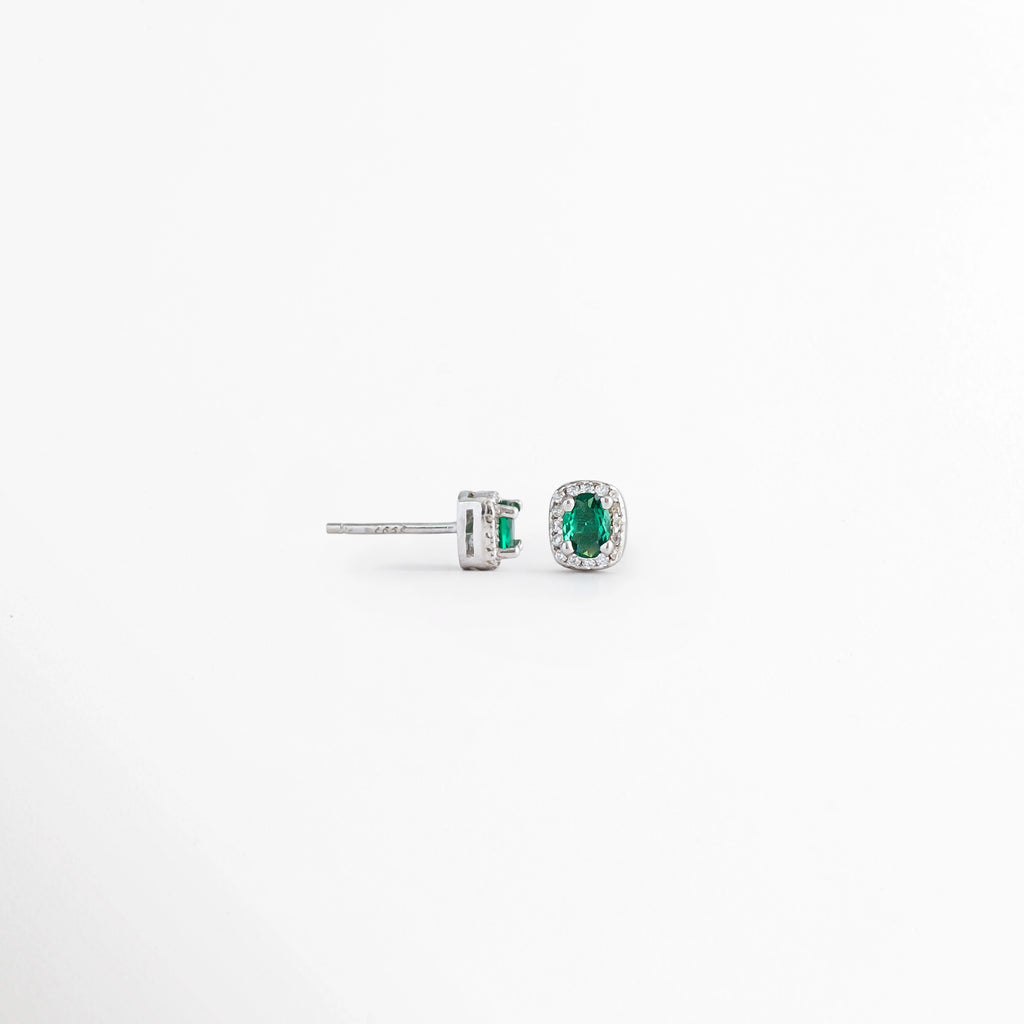 Vista lateral de los Aretes Alana Studs mostrando el broche de poste y la montura de plata, Perfil de los Aretes Alana Studs con esmeralda sintética y acabado en Plata Esterlina, Vista de costado de los Aretes Alana Studs destacando el sistema de cierre tipo poste, Aretes Alana Studs en vista lateral con esmeralda sintética y zirconias engastadas, Detalle lateral de los Aretes Alana Studs elaborados en Plata Ley 925.