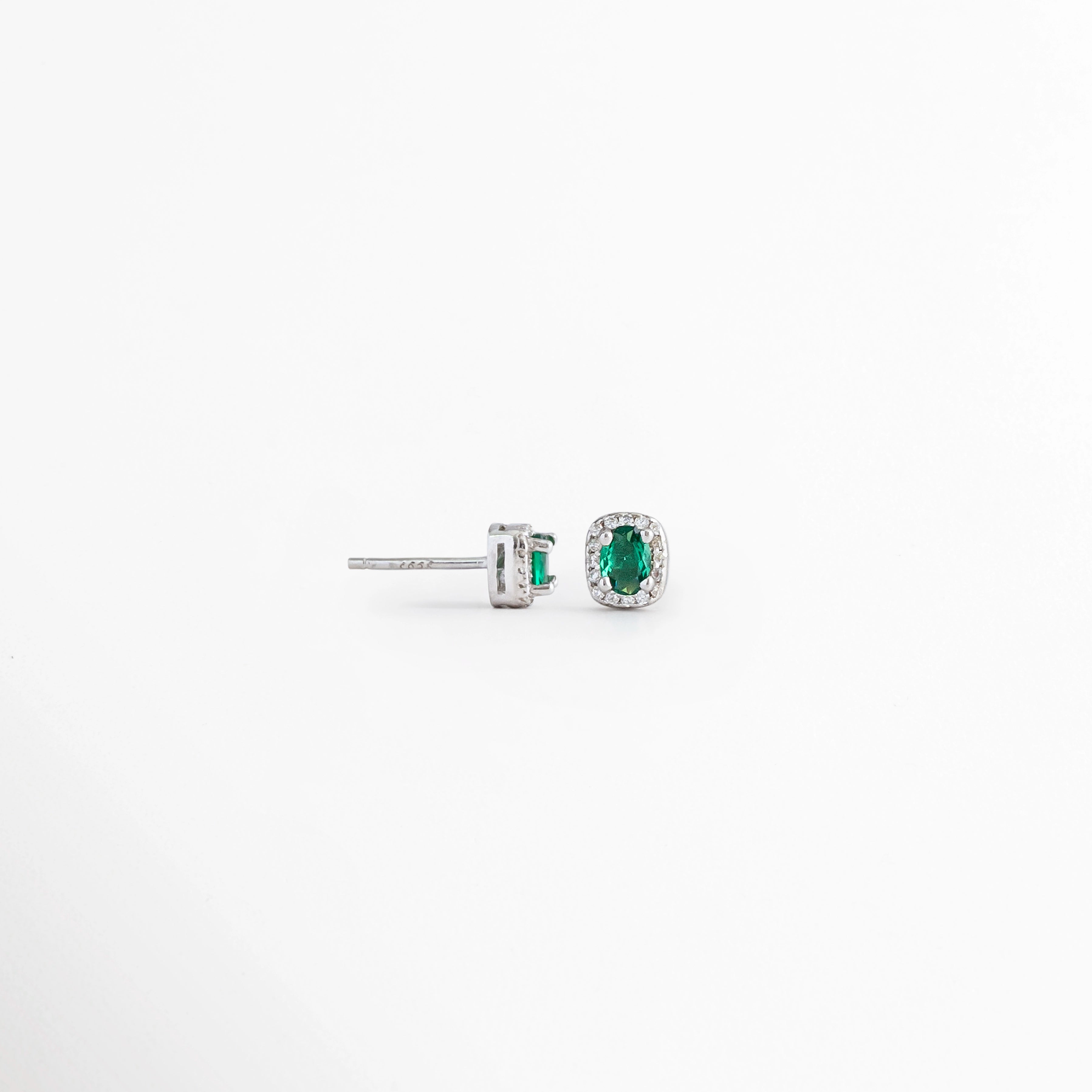 Vista lateral de los Aretes Alana Studs mostrando el broche de poste y la montura de plata, Perfil de los Aretes Alana Studs con esmeralda sintética y acabado en Plata Esterlina, Vista de costado de los Aretes Alana Studs destacando el sistema de cierre tipo poste, Aretes Alana Studs en vista lateral con esmeralda sintética y zirconias engastadas, Detalle lateral de los Aretes Alana Studs elaborados en Plata Ley 925.
