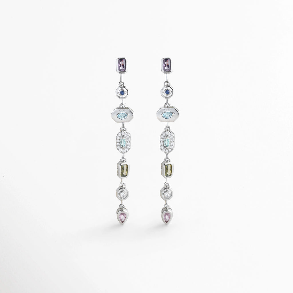 Aretes Silver Roux de 6.5 cm con secuencia vertical de piedras multicolores de cortes variados enchapados en oro blanco 18K, vista frontal sobre fondo blanco, Vista de frente de aretes largos colgantes con gemas de tonos lavanda, azul, celeste, verde oliva y rosa engastadas en plata, Par de aretes largos y fluidos con gemas sintéticas multicolores de corte ovalado, gota, bisel y marquesa, Aretes de fiesta de 6.5 cm con piedras de colores pastel enmarcadas en biseles