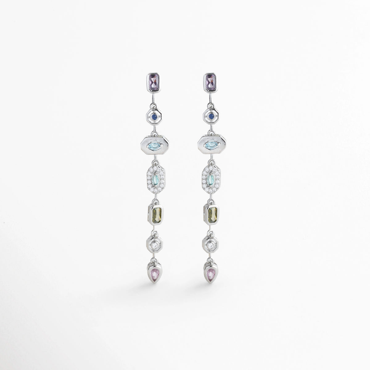 Aretes Silver Roux de 6.5 cm con secuencia vertical de piedras multicolores de cortes variados enchapados en oro blanco 18K, vista frontal sobre fondo blanco, Vista de frente de aretes largos colgantes con gemas de tonos lavanda, azul, celeste, verde oliva y rosa engastadas en plata, Par de aretes largos y fluidos con gemas sintéticas multicolores de corte ovalado, gota, bisel y marquesa, Aretes de fiesta de 6.5 cm con piedras de colores pastel enmarcadas en biseles