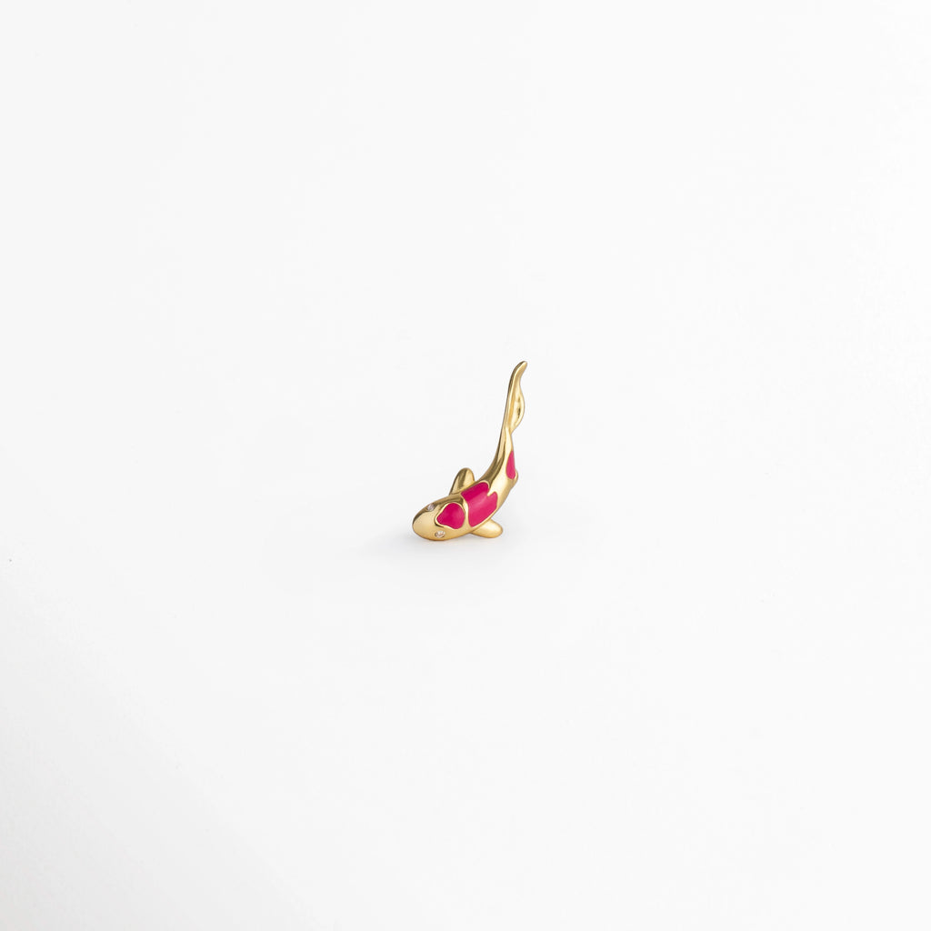 Piercing Pez Koi Rosa de Plata Ley 925 enchapada en oro con detalles esmaltados en tono fucsia/rosa, vista frontal en diagonal sobre fondo blanco, Piercing de oreja con diseño tridimensional de pez koi oriental articulado en oro y esmalte rosa intenso, Vista de tres cuartos de piercing individual con silueta orgánica de pez koi enchapado en oro sobre superficie clara, Piercing para cartílago o hélix en Plata 925 de 2.2 x 0.7 cm con forma de pez koi y detalles esmaltado