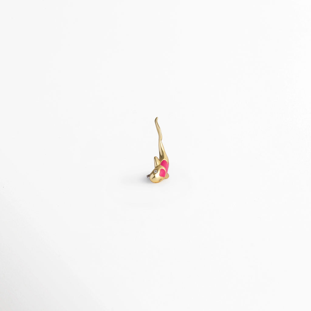 Piercing Pez Koi Rosa visto de perfil mostrando el poste recto posterior con base plana labret y el cuerpo curvado del pez, Detalle lateral de piercing de Plata Ley 925 enchapada en oro con cola ondeante de pez koi y cierre confort, Vista de costado del poste de sujeción para cartílago y el relieve tridimensional del diseño de pez oriental, Perspectiva de perfil del piercing de pez koi exhibiendo la inclinación ergonómica diseñada para amoldarse a la oreja.