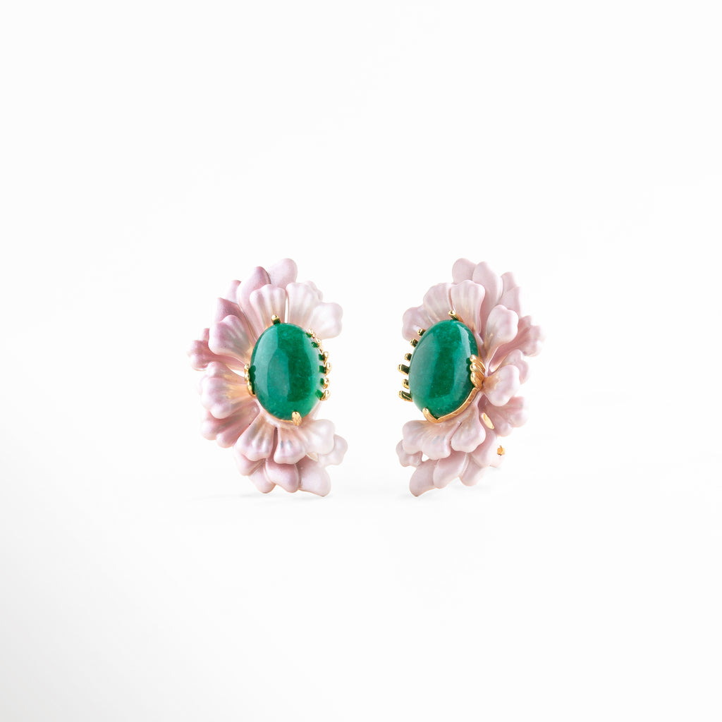 Detalle de aretes flor rosa con ágata verde brillante, Close up de aretes florales con pétalos esmaltados y piedra verde, Aretes con textura floral rosa y centro de ágata verde en detalle, Primer plano de aretes con diseño floral y piedra natural verde, Detalle de aretes elegantes con flor rosa y acabado esmaltado