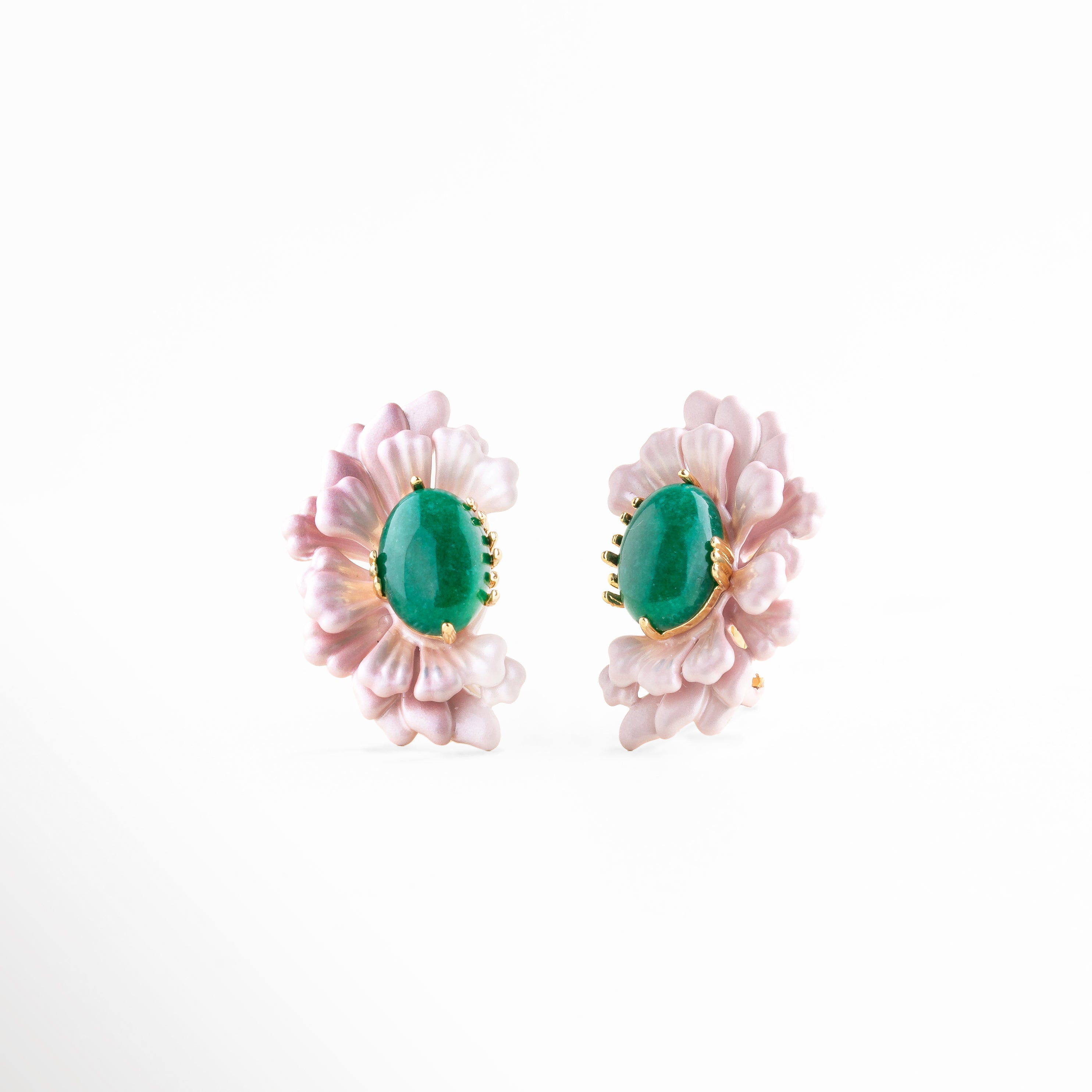 Detalle de aretes flor rosa con ágata verde brillante, Close up de aretes florales con pétalos esmaltados y piedra verde, Aretes con textura floral rosa y centro de ágata verde en detalle, Primer plano de aretes con diseño floral y piedra natural verde, Detalle de aretes elegantes con flor rosa y acabado esmaltado