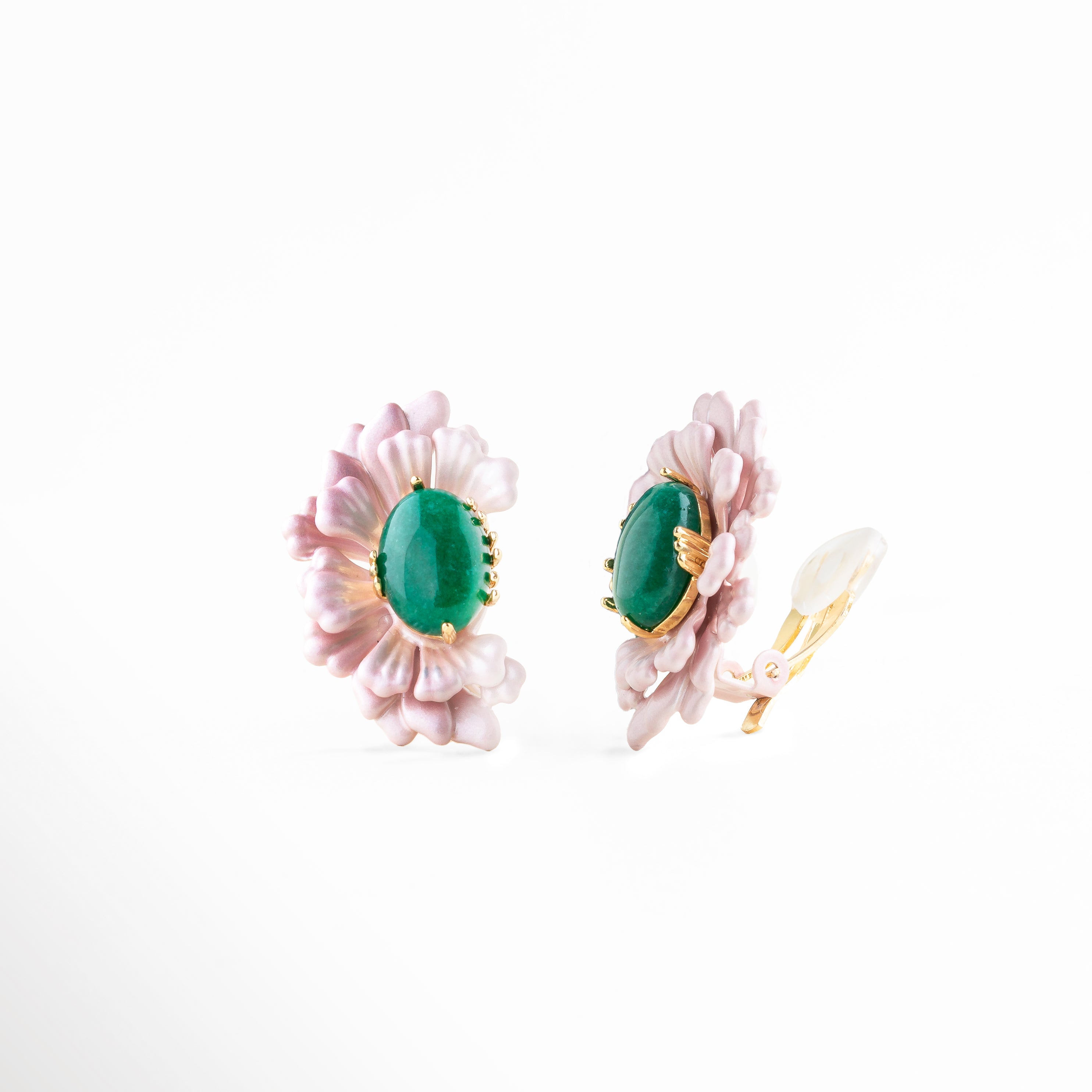 Aretes flor rosa vista lateral con piedra ágata verde, Detalle lateral de aretes florales con pétalos esmaltados y piedra verde, Aretes con diseño floral en perfil y piedra verde central, Aretes florales con estructura dorada y ágata verde en vista lateral, Vista lateral de aretes rosa con diseño floral y piedra verde