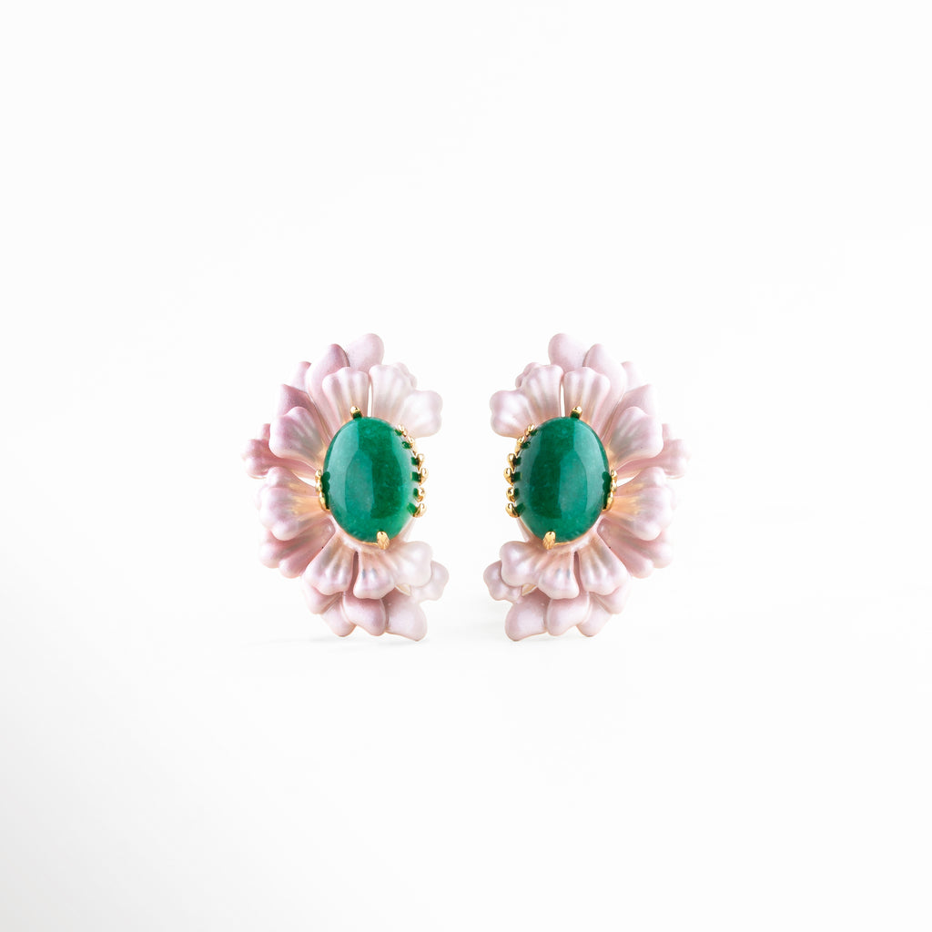 Aretes flor rosa con piedra ágata verde central y diseño elegante, Aretes florales con pétalos rosas y piedra verde brillante, Aretes con diseño de flor esmaltada rosa y ágata verde, Aretes elegantes con flor rosa y piedra ovalada verde, Aretes statement con pétalos rosas y centro de ágata verde