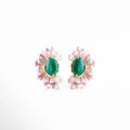 Aretes flor rosa con piedra ágata verde central y diseño elegante, Aretes florales con pétalos rosas y piedra verde brillante, Aretes con diseño de flor esmaltada rosa y ágata verde, Aretes elegantes con flor rosa y piedra ovalada verde, Aretes statement con pétalos rosas y centro de ágata verde