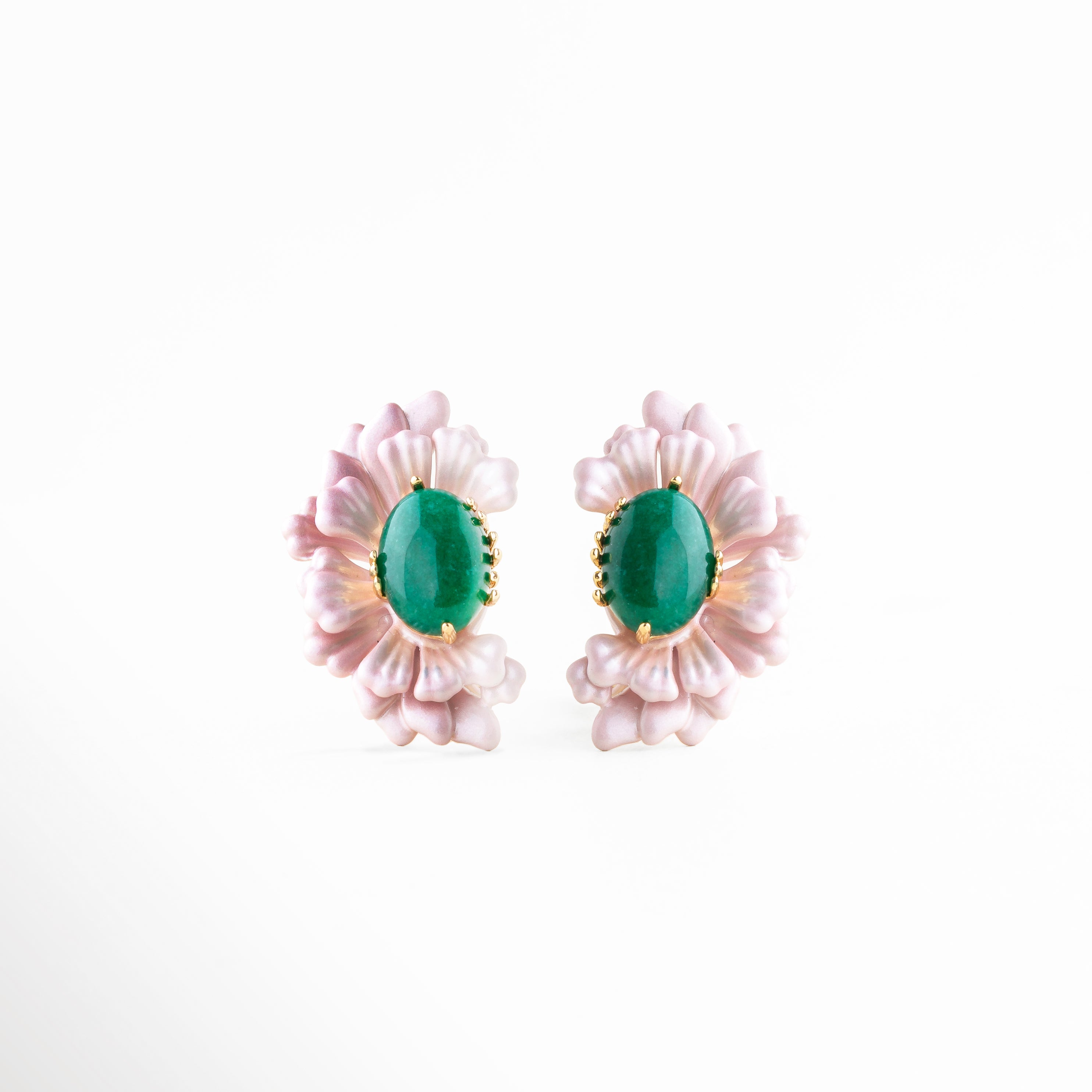 Aretes flor rosa con piedra ágata verde central y diseño elegante, Aretes florales con pétalos rosas y piedra verde brillante, Aretes con diseño de flor esmaltada rosa y ágata verde, Aretes elegantes con flor rosa y piedra ovalada verde, Aretes statement con pétalos rosas y centro de ágata verde