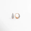 Vista en ángulo de los Aretes Zarya Golden Hoops mostrando el perfil y el brillo de las zirconias, Perspectiva de los Aretes Zarya Golden Hoops con acabado en Oro 18K y diseño tipo huggie, Aretes Zarya Golden Hoops fotografiados de perfil resaltando las zirconias incrustadas, Vista diagonal de los Aretes Zarya Golden Hoops elaborados en cobre con recubrimiento en Oro 18K, Aretes Zarya Golden Hoops en perspectiva mostrando su diseño elegante y acabado brillante.