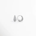 Vista en ángulo de los Aretes Zarya Silver Hoops mostrando el perfil y el brillo de las zirconias, Perspectiva de los Aretes Zarya Silver Hoops con acabado en Oro Blanco 18K y diseño tipo huggie, Aretes Zarya Silver Hoops fotografiados de perfil resaltando las zirconias incrustadas, Vista diagonal de los Aretes Zarya Silver Hoops elaborados en cobre con acabado plateado brillante, Aretes Zarya Silver Hoops en perspectiva mostrando su diseño elegante y minimalista.