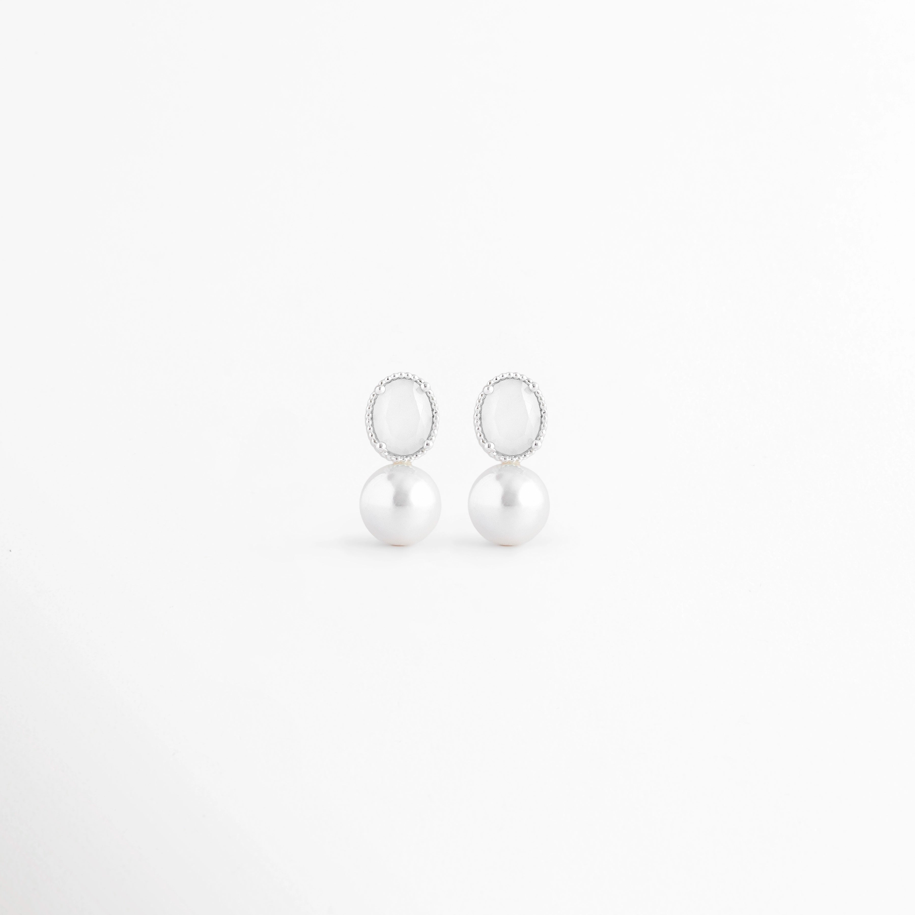 Aretes Boreal White de plata con acabado en Oro Blanco 18K, piedra preciosa marina blanca y diseño elegante sobre fondo blanco, Vista frontal de los Aretes Boreal White con piedra preciosa marina blanca y acabado en Oro Blanco 18K, Aretes Boreal White elaborados en plata con piedra blanca y diseño minimalista para mujer, Aretes Boreal White con piedra preciosa marina blanca y recubrimiento en Oro Blanco 18K en vista frontal, Par de Aretes Boreal White de plata con piedra blanca y acabado brillante de Oro