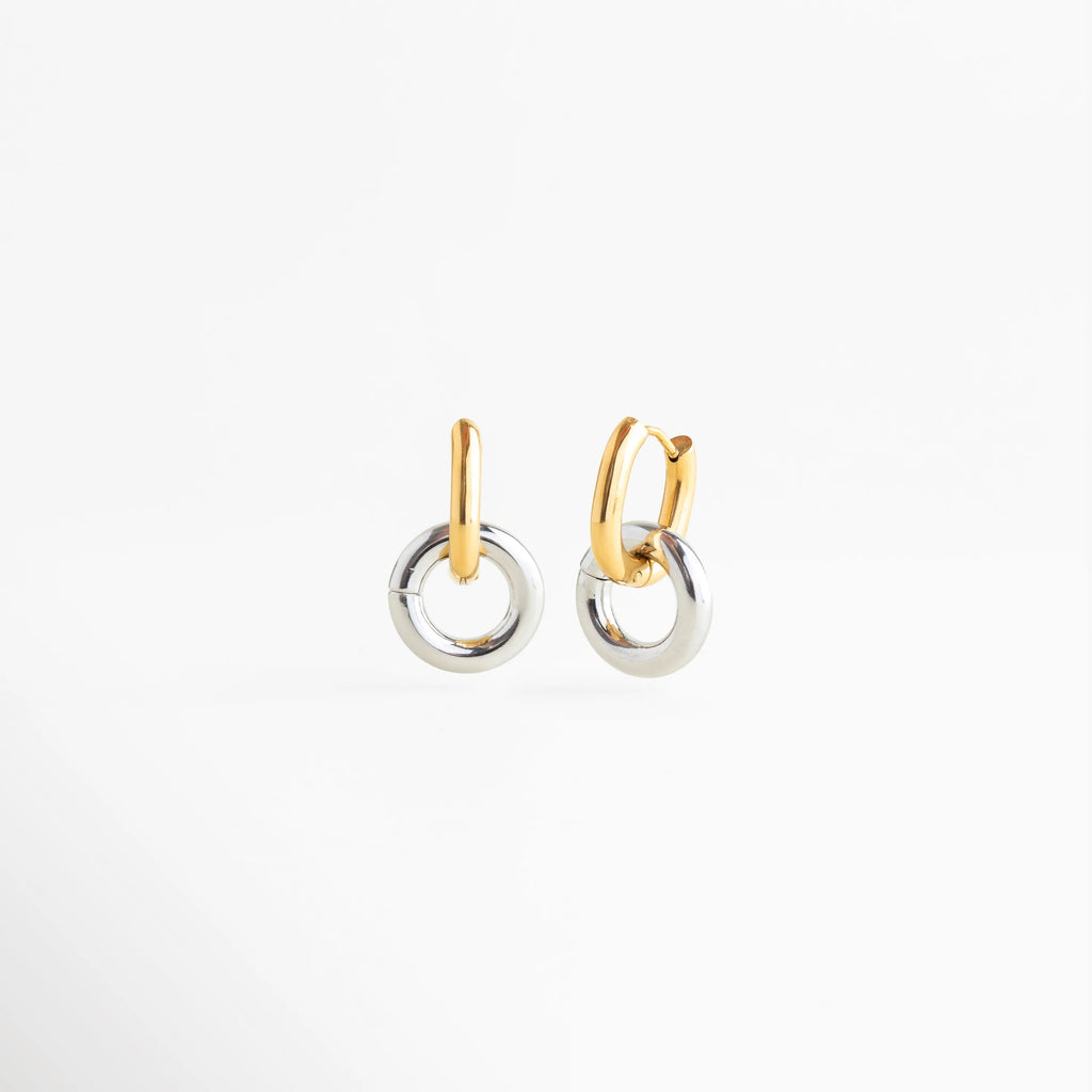 Aretes doble aro bicolor acero inoxidable oro y plata vista completa, Aretes hoops Coppola diseño doble círculo acabado dorado y plateado, Aretes elegantes acero inoxidable chapado oro 18K y oro blanco vista pareja, Aretes minimalistas doble círculo pequeños uso diario mujer, Aretes de aro doble tono diseño moderno acero inoxidable resistente