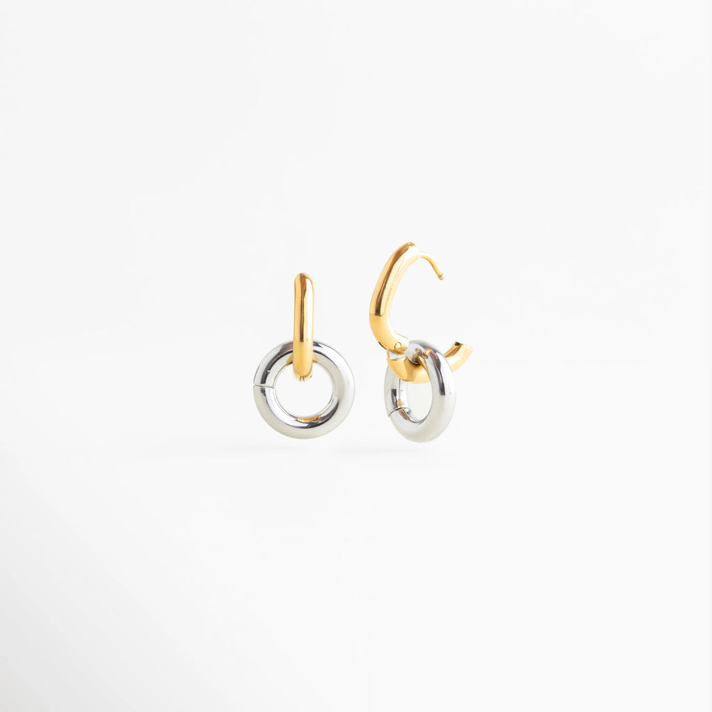 Aretes Coppola Hoops vista lateral detalle de doble círculo bicolor, Aretes acero inoxidable dorado y plateado detalle del cierre y aro doble, Aretes hoops pequeños doble anillo vista lateral acabado oro 18K, Aretes bicolor acero inoxidable diseño elegante detalle de estructura, Aretes doble círculo minimalistas vista lateral acabado oro y plata