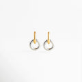 Aretes Coppola Hoops doble círculo acero inoxidable dorado y plateado vista frontal, Aretes bicolor oro y plata diseño doble aro elegante acero inoxidable, Aretes pequeños doble círculo chapado en oro 18K y oro blanco vista frontal, Aretes hoops minimalistas acero inoxidable diseño clásico bicolor, Aretes elegantes doble anillo dorado y plateado tamaño pequeño 2.3 cm