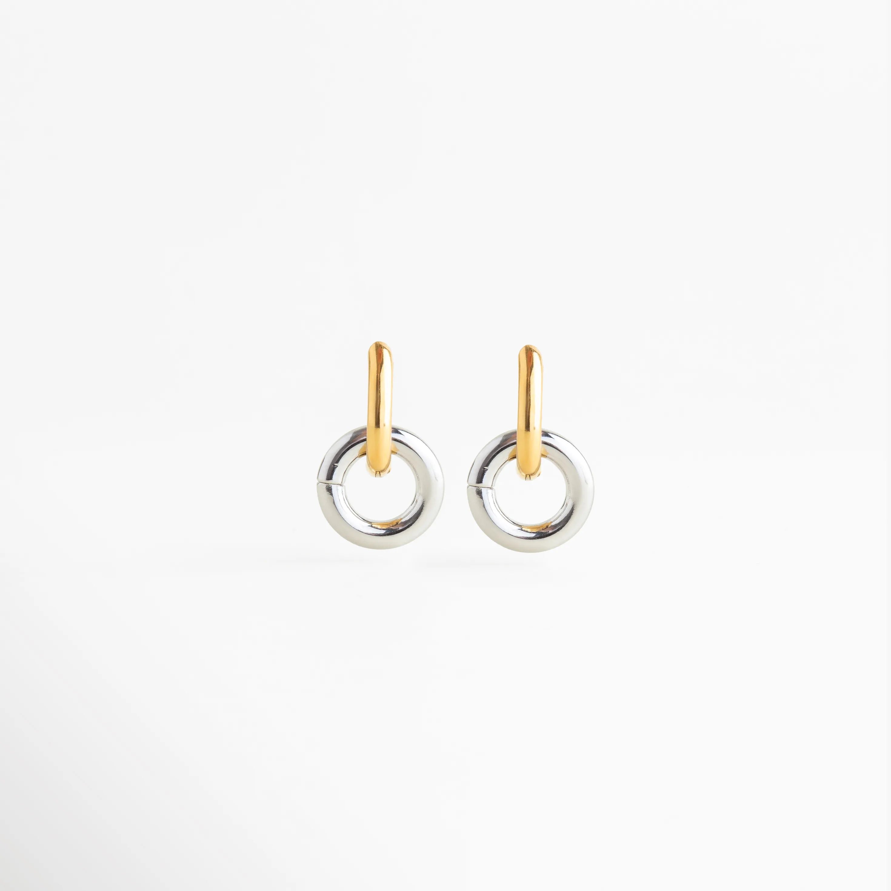 Aretes Coppola Hoops doble círculo acero inoxidable dorado y plateado vista frontal, Aretes bicolor oro y plata diseño doble aro elegante acero inoxidable, Aretes pequeños doble círculo chapado en oro 18K y oro blanco vista frontal, Aretes hoops minimalistas acero inoxidable diseño clásico bicolor, Aretes elegantes doble anillo dorado y plateado tamaño pequeño 2.3 cm