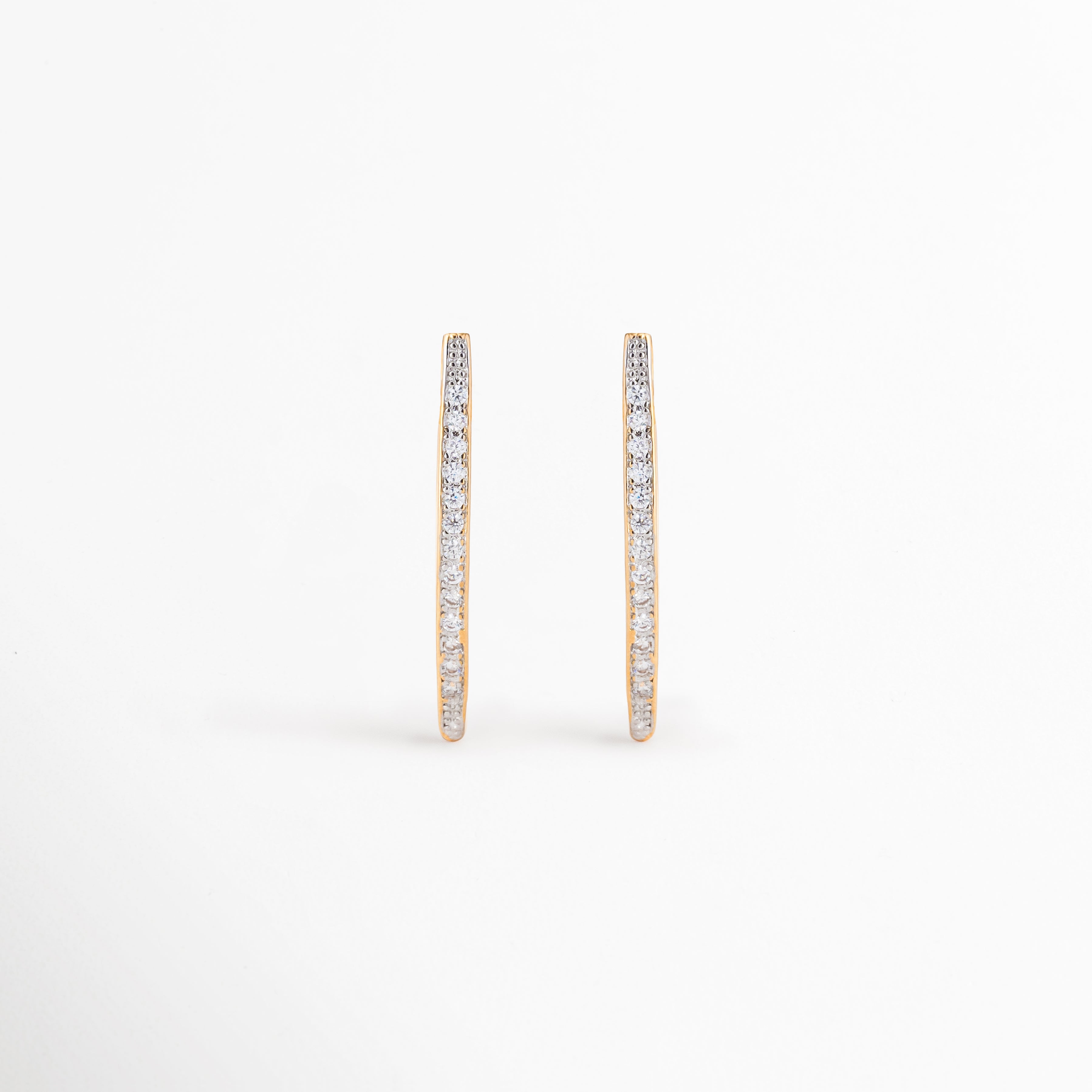 Aretes Regina largos con zirconias y acabado dorado elegante, Aretes dorados lineales con incrustaciones de zirconia para mujer, Aretes Regina de diseño estilizado con brillo sofisticado, Aretes largos dorados con zirconias y silueta moderna, Aretes elegantes tipo barra con acabado en oro y detalles brillantes