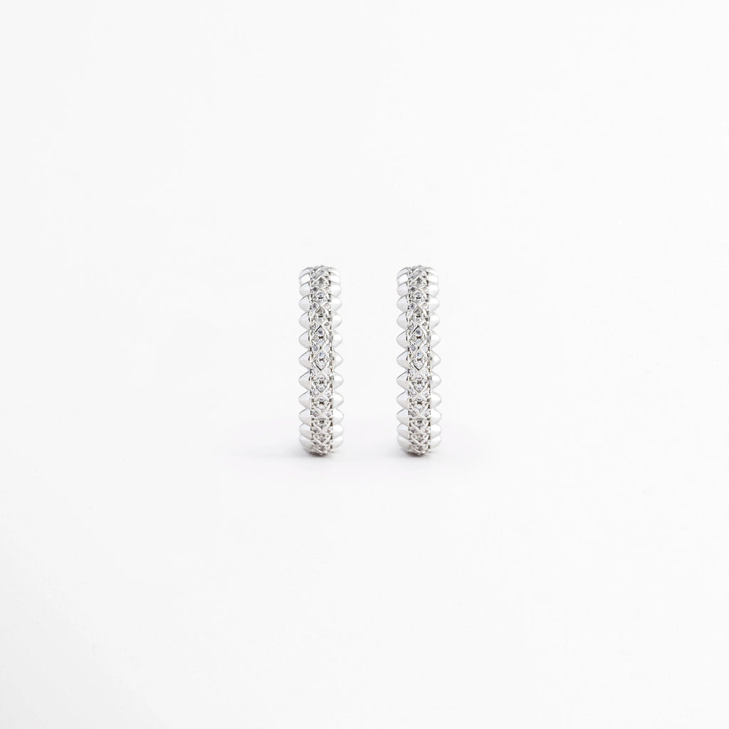 Aretes Silver Azira de aleación metálica con recubrimiento en Oro Blanco e incrustaciones de zirconias sobre fondo blanco, Vista frontal de los Aretes Silver Azira con diseño lineal y acabado en Oro Blanco, Aretes Silver Azira con zirconias incrustadas y diseño minimalista de barra vertical, Par de Aretes Silver Azira con acabado plateado brillante y zirconias, Aretes Silver Azira de diseño largo y elegante con incrustaciones de zirconia.