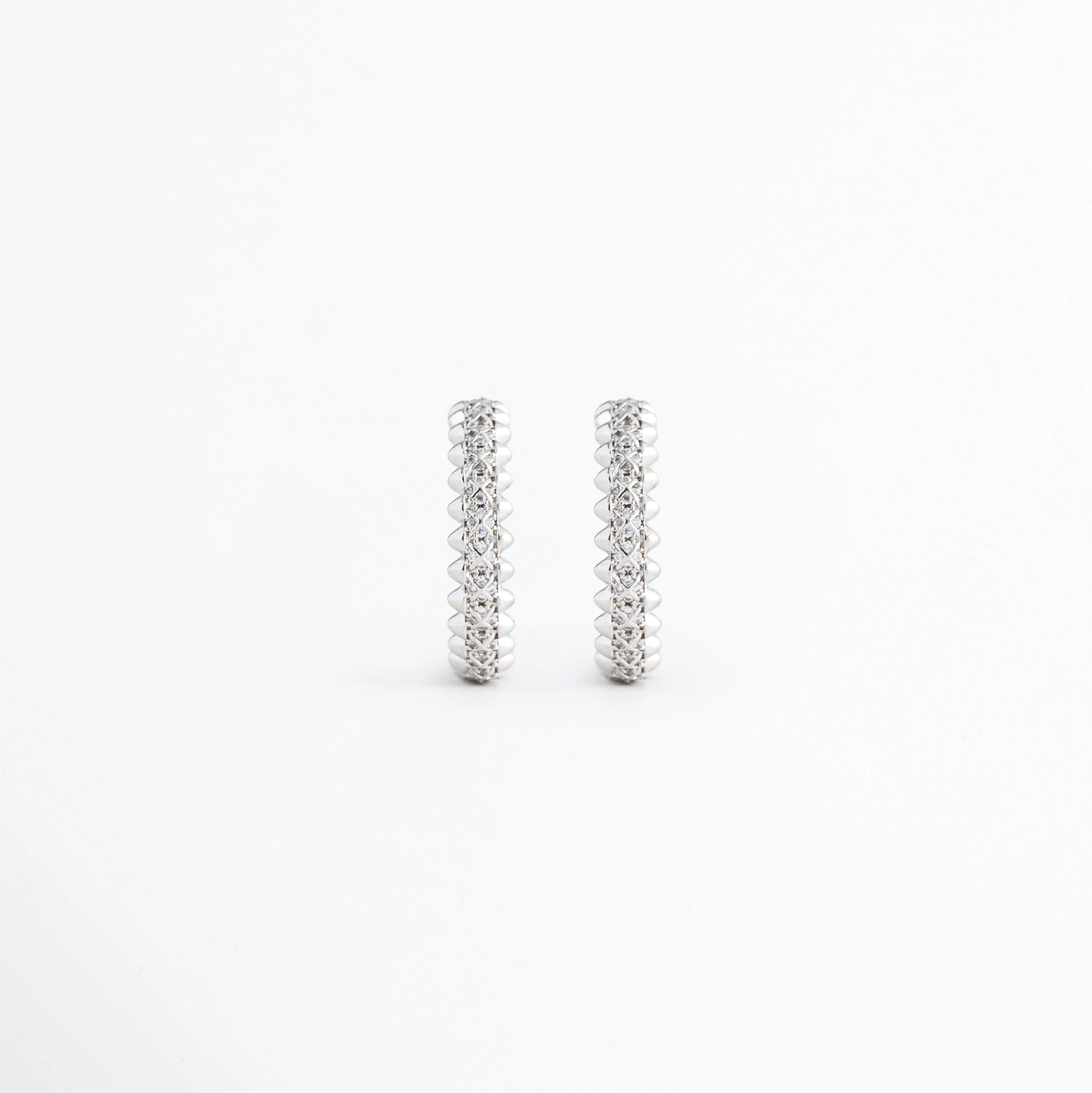 Aretes Silver Azira de aleación metálica con recubrimiento en Oro Blanco e incrustaciones de zirconias sobre fondo blanco, Vista frontal de los Aretes Silver Azira con diseño lineal y acabado en Oro Blanco, Aretes Silver Azira con zirconias incrustadas y diseño minimalista de barra vertical, Par de Aretes Silver Azira con acabado plateado brillante y zirconias, Aretes Silver Azira de diseño largo y elegante con incrustaciones de zirconia.
