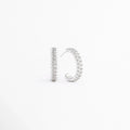 Vista en ángulo de los Aretes Silver Azira mostrando el perfil y el broche tipo poste, Perspectiva de los Aretes Silver Azira con acabado en Oro Blanco y zirconias brillantes, Aretes Silver Azira fotografiados de perfil resaltando su diseño lineal, Vista diagonal de los Aretes Silver Azira elaborados en aleación metálica con acabado en Oro Blanco, Aretes Silver Azira en perspectiva mostrando su estructura delgada y elegante.