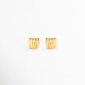 Aretes Aurelia Studs dorados con diseño moderno de líneas curvas en acero inoxidable, Aretes pequeños Aurelia Studs con baño de oro 18K y estilo minimalista. Par de aretes dorados elegantes con textura acanalada y acabado brillante, Aretes tipo stud de acero inoxidable enchapados en oro 18K para mujer, Aurelia Studs de diseño contemporáneo, ideales para looks diarios y sofisticados.