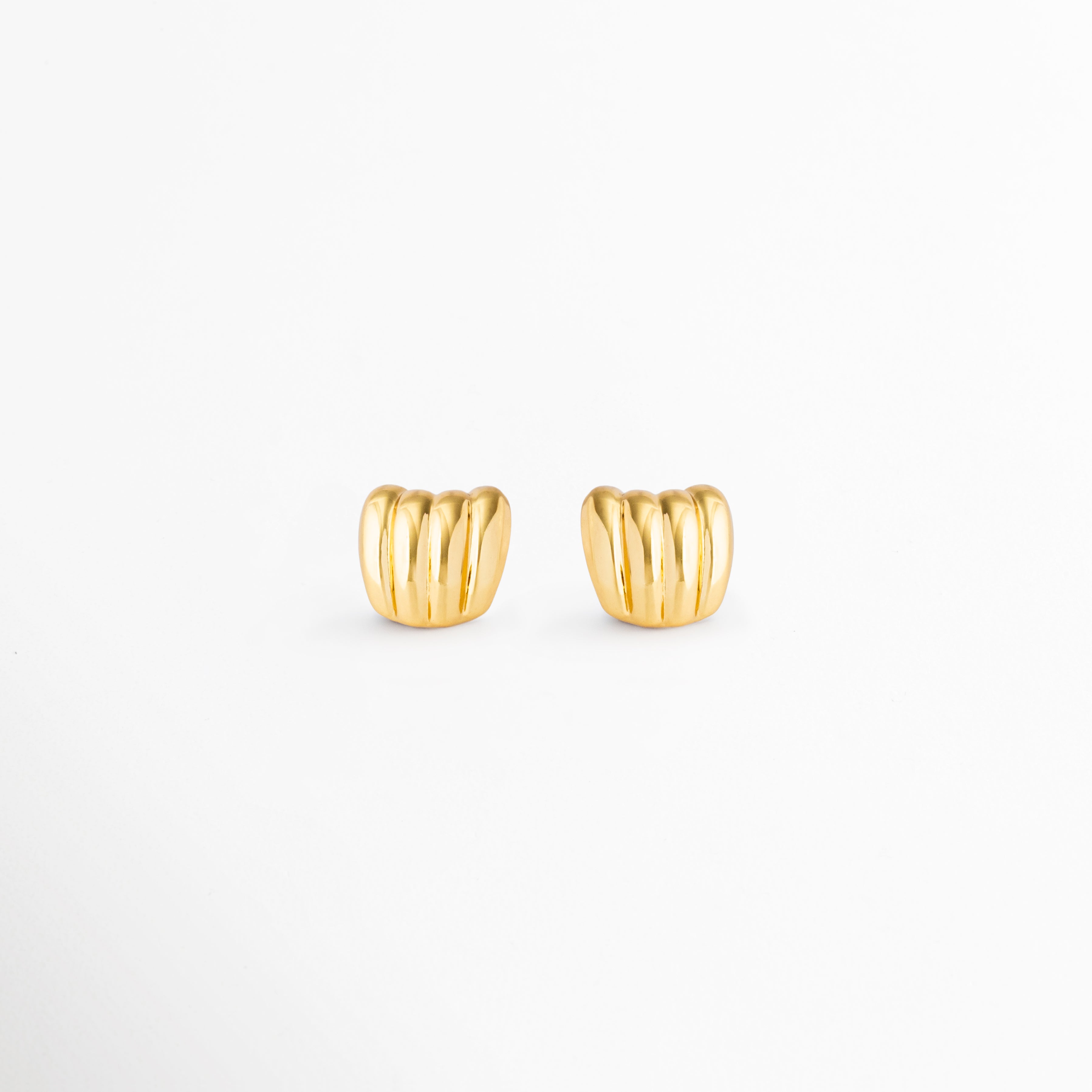 Aretes Aurelia Studs dorados con diseño moderno de líneas curvas en acero inoxidable, Aretes pequeños Aurelia Studs con baño de oro 18K y estilo minimalista. Par de aretes dorados elegantes con textura acanalada y acabado brillante, Aretes tipo stud de acero inoxidable enchapados en oro 18K para mujer, Aurelia Studs de diseño contemporáneo, ideales para looks diarios y sofisticados.