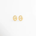 Aretes Sahra Golden Studs de acero inoxidable con recubrimiento en Oro 18K y diseño geométrico ovalado sobre fondo blanco, Vista frontal de los Aretes Sahra Golden Studs con acabado brillante en Oro 18K y estilo moderno, Aretes Sahra Golden Studs con diseño ovalado minimalista elaborados en acero inoxidable con acabado dorado, Par de Aretes Sahra Golden Studs con diseño contemporáneo y recubrimiento en Oro 18K, Aretes dorados Sahra Golden Studs de acero inoxidable con diseño geométrico elegante.