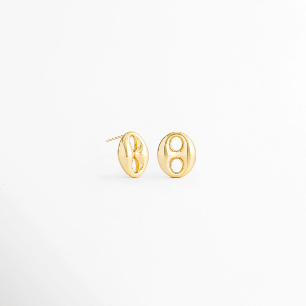 Vista posterior de los Aretes Sahra Golden Studs mostrando el broche tipo poste y el acabado en Oro 18K, Parte trasera de los Aretes Sahra Golden Studs de acero inoxidable con sistema de cierre tipo poste, Aretes Sahra Golden Studs en vista posterior destacando el diseño y la estructura del broche, Detalle de la parte trasera de los Aretes Sahra Golden Studs con acabado dorado brillante, Vista posterior de los Aretes Sahra Golden Studs con cierre de poste para mayor seguridad.