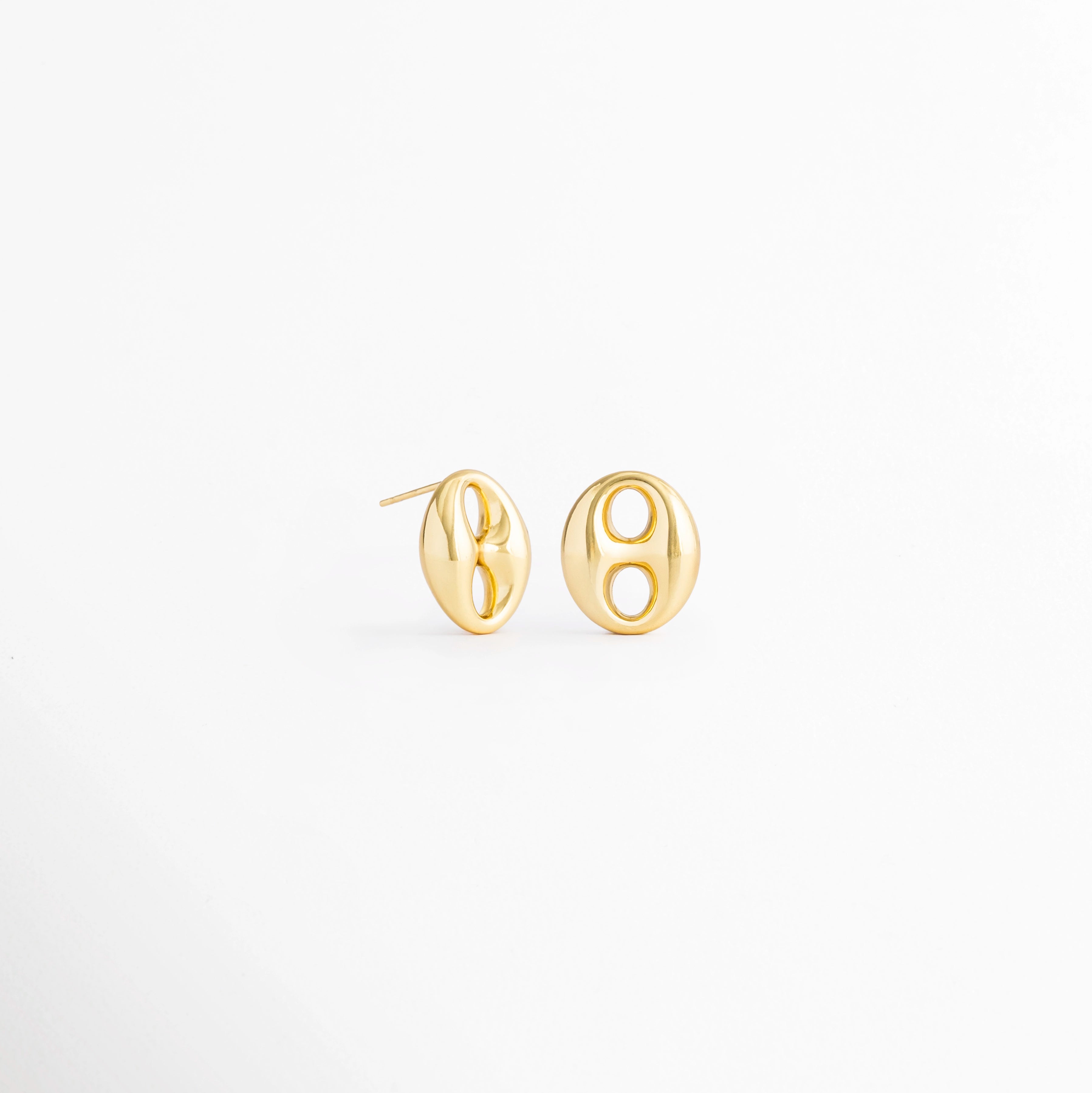 Vista posterior de los Aretes Sahra Golden Studs mostrando el broche tipo poste y el acabado en Oro 18K, Parte trasera de los Aretes Sahra Golden Studs de acero inoxidable con sistema de cierre tipo poste, Aretes Sahra Golden Studs en vista posterior destacando el diseño y la estructura del broche, Detalle de la parte trasera de los Aretes Sahra Golden Studs con acabado dorado brillante, Vista posterior de los Aretes Sahra Golden Studs con cierre de poste para mayor seguridad.