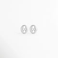 Aretes Sahra Silver Studs de acero inoxidable con recubrimiento en Oro Blanco 18K y diseño geométrico ovalado sobre fondo blanco, Vista frontal de los Aretes Sahra Silver Studs con acabado en Oro Blanco 18K y estilo minimalista, Aretes Sahra Silver Studs con diseño ovalado contemporáneo elaborados en acero inoxidable, Par de Aretes Sahra Silver Studs con acabado plateado brillante y diseño geométrico moderno, Aretes Sahra Silver Studs de acero inoxidable con diseño elegante y acabado en Oro Blanco 18K.
