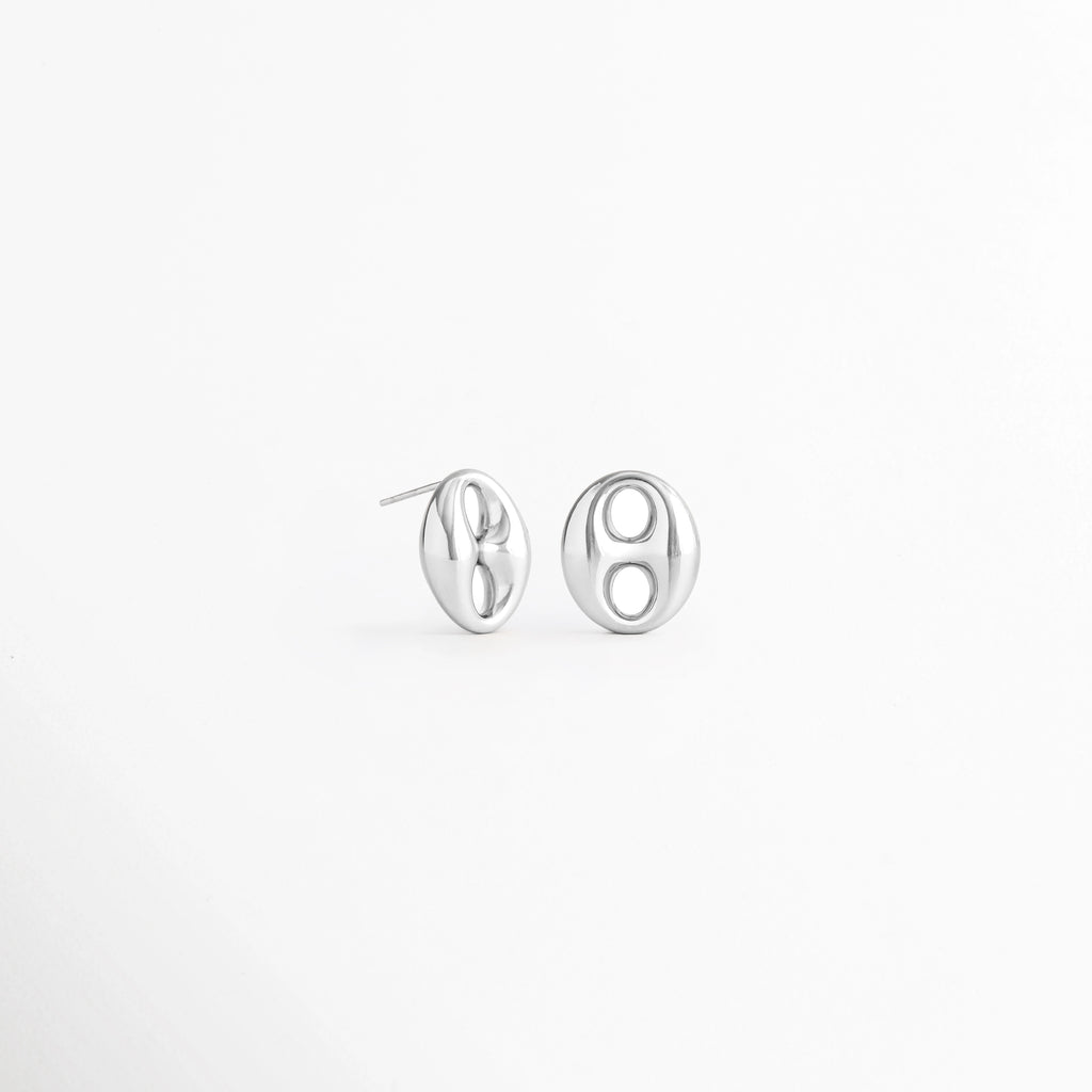 Vista posterior de los Aretes Sahra Silver Studs mostrando el broche tipo poste y el acabado en Oro Blanco 18K, Parte trasera de los Aretes Sahra Silver Studs de acero inoxidable con sistema de cierre tipo poste, Aretes Sahra Silver Studs en vista posterior destacando la estructura del broche y el diseño, Detalle de la parte trasera de los Aretes Sahra Silver Studs con acabado plateado brillante, Vista posterior de los Aretes Sahra Silver Studs con cierre tipo poste para mayor seguridad.
