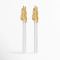 Aretes Grutas de diseño largo bitono con cabezal dorado de textura rocosa orgánicamente esculpida y flecos de cadenas finas en tono plata, Vista frontal de aretes largos de 8.7 cm enchapados en oro y oro blanco 18K con remate rugoso de inspiración mineral y cascada de cadenas, Plano general de par de aretes colgantes dramáticos de copper con topes dorados texturizados y fleco de cadenas plateadas sobre fondo blanco, Aretes Grutas destacando la combinación de texturas 