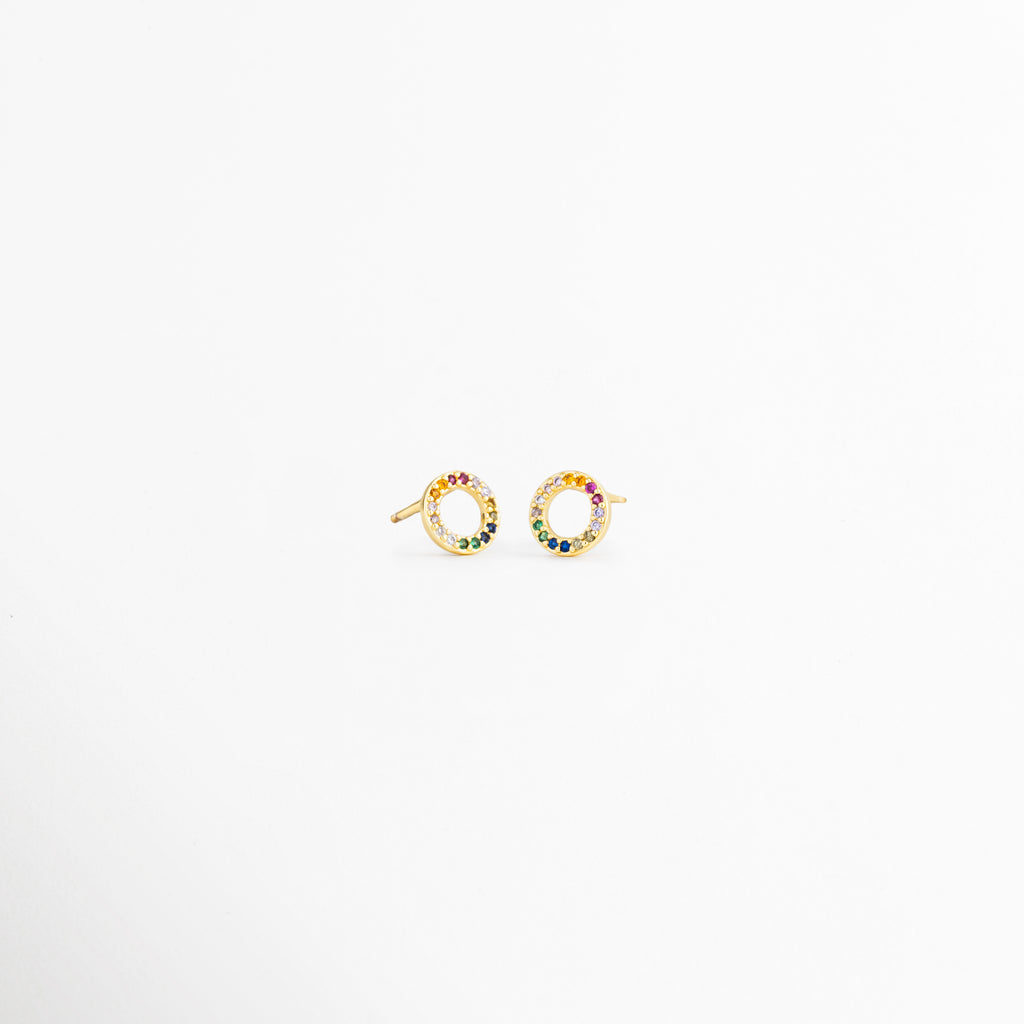 Detalle de aretes Caleido Studs con zirconias brillantes, Pendientes circulares plateados de diseño moderno, Aretes pequeños con acabado en Plata 925, Aretes delicados con brillo sutil de zirconia, Vista frontal de pendientes elegantes para mujer.